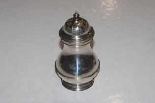 A silver pounce pot / sugar shaker, approx. 7ox (269gms)