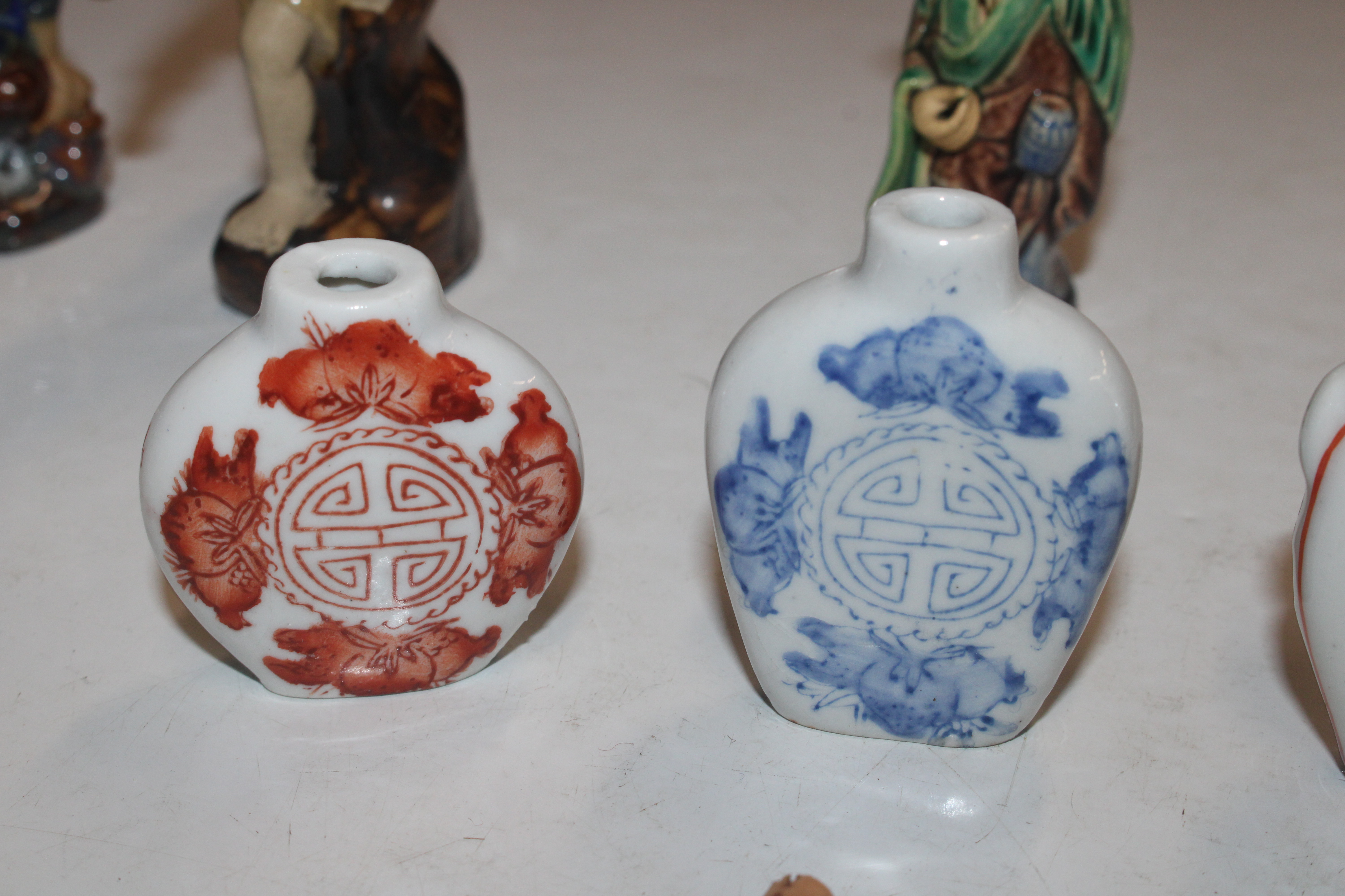 A box of assorted vintage Chinese porcelain includ - Image 12 of 23