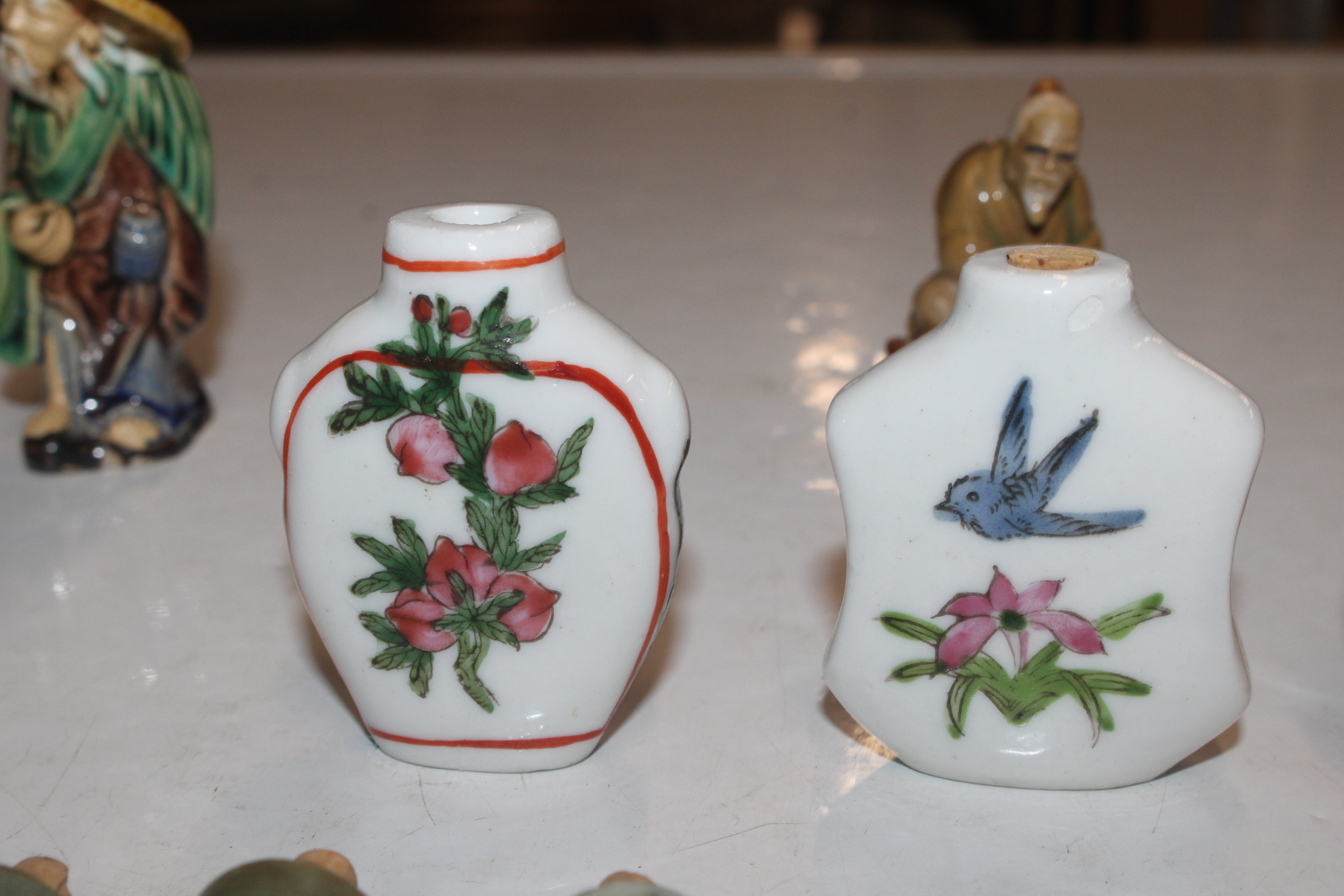 A box of assorted vintage Chinese porcelain includ - Image 15 of 23