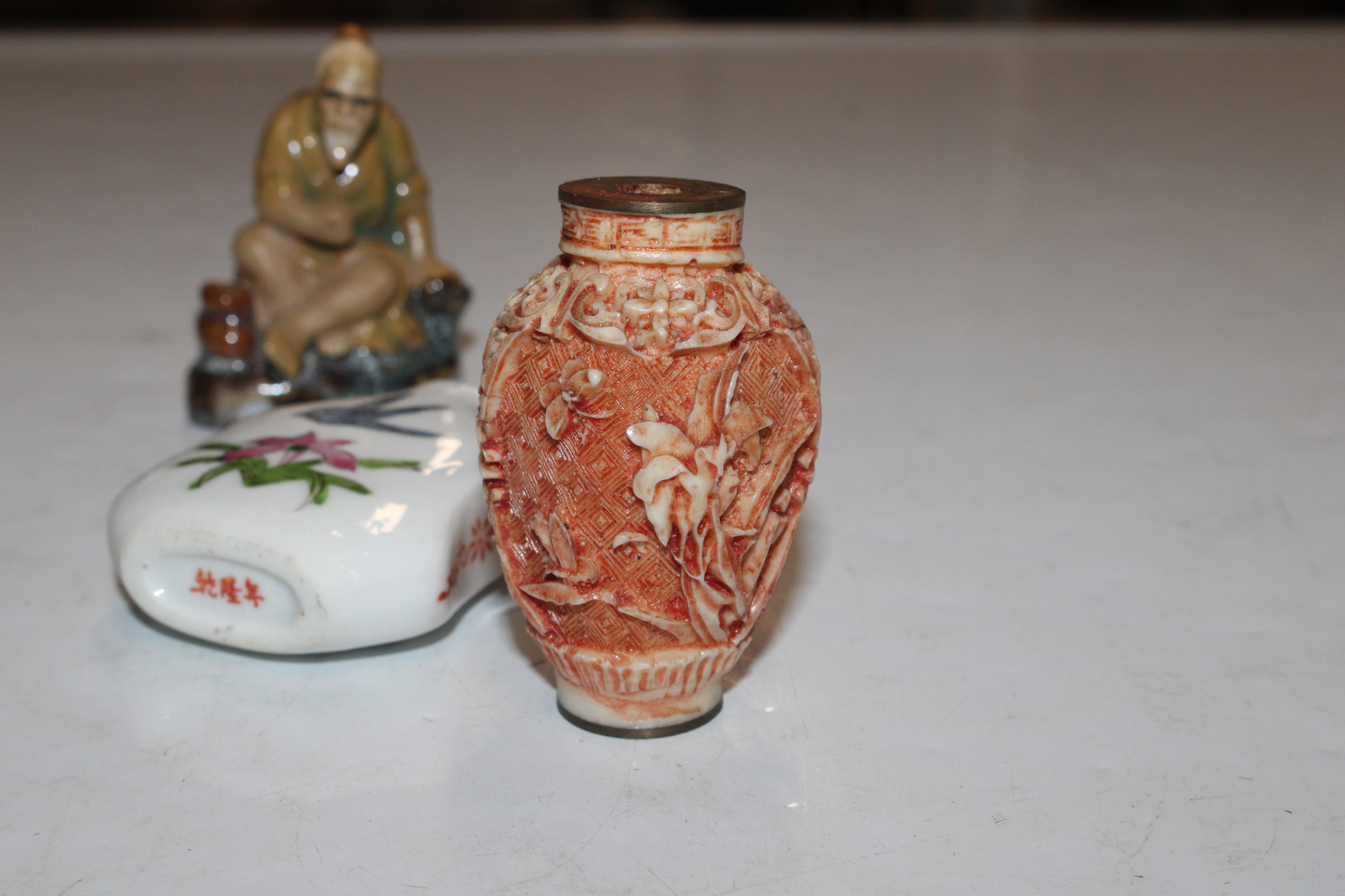 A box of assorted vintage Chinese porcelain includ - Image 20 of 23