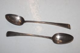 Two George III silver serving spoons approx. 4.5oz (182gms)
