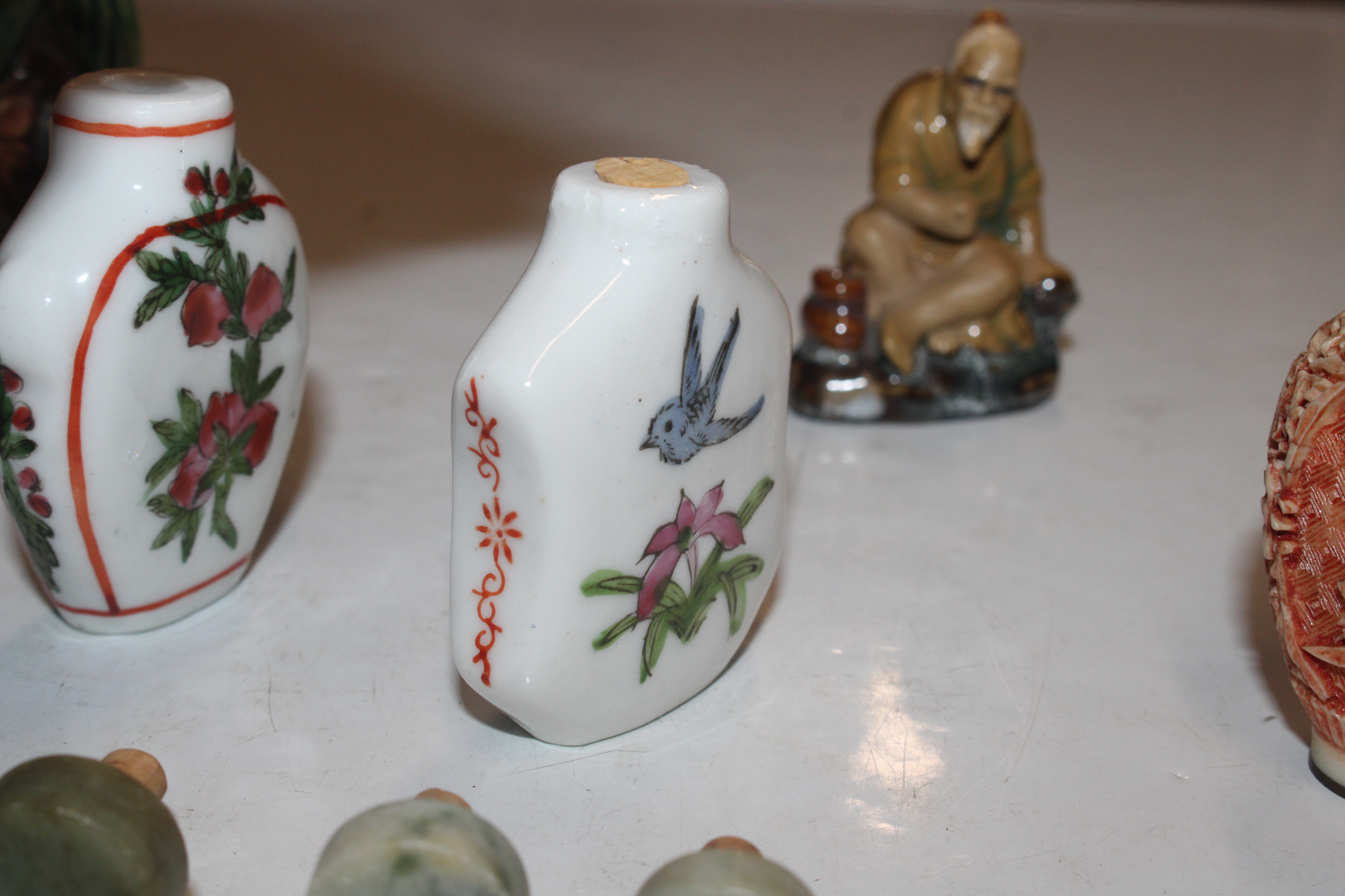 A box of assorted vintage Chinese porcelain includ - Image 18 of 23