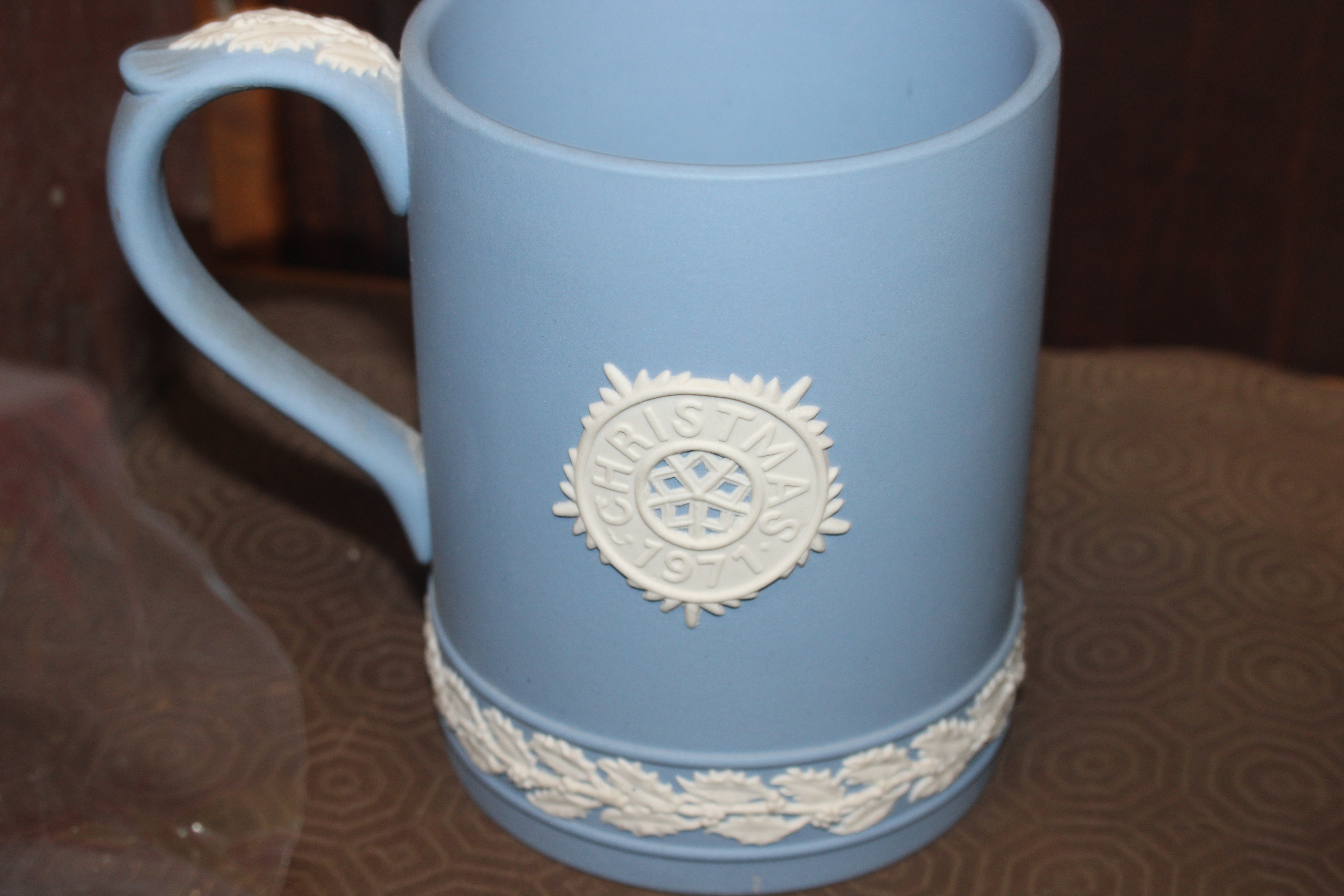 Six Wedgwood "Isis" pattern coffee cans and saucer - Image 12 of 13
