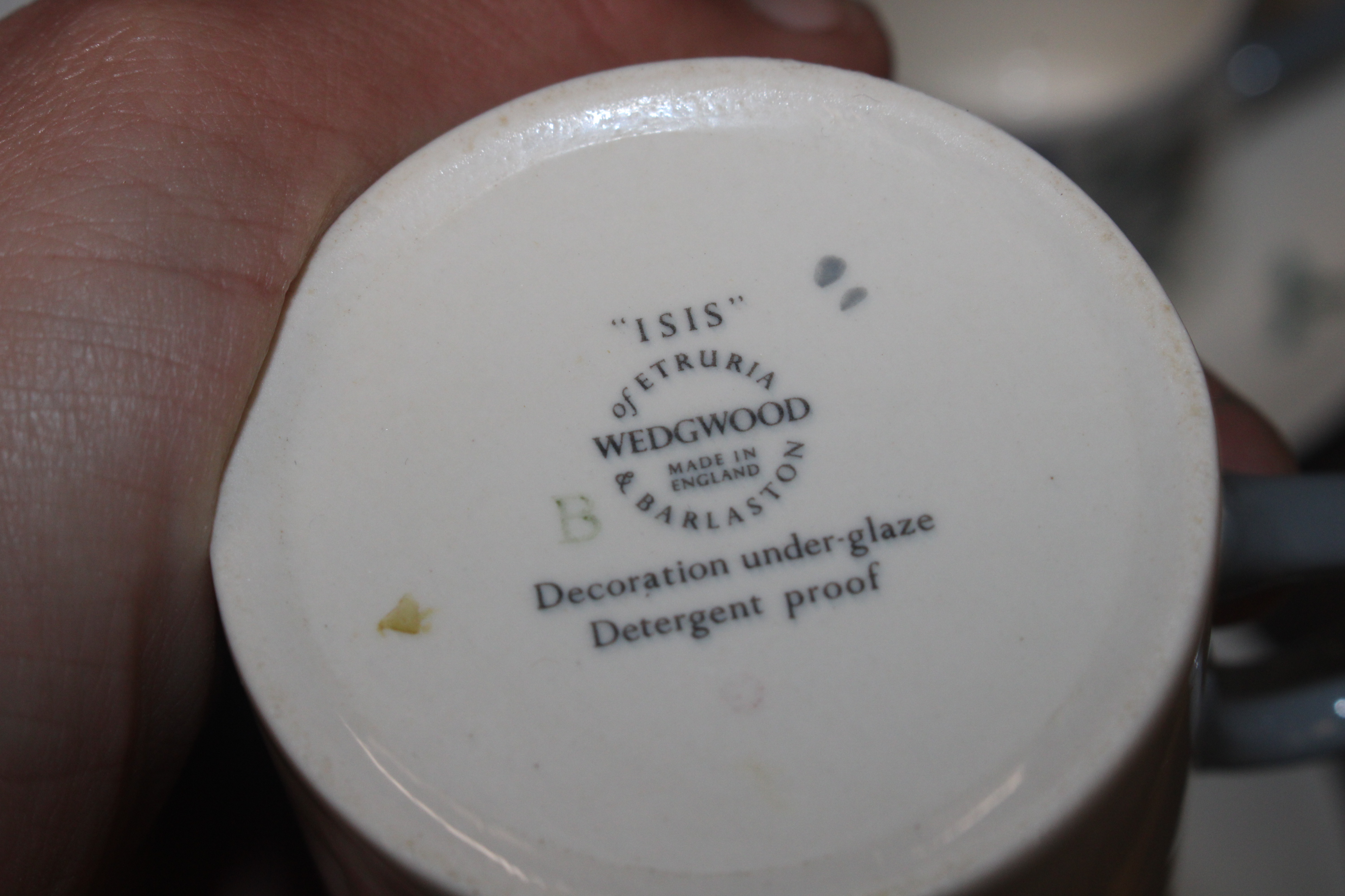 Six Wedgwood "Isis" pattern coffee cans and saucer - Image 3 of 13