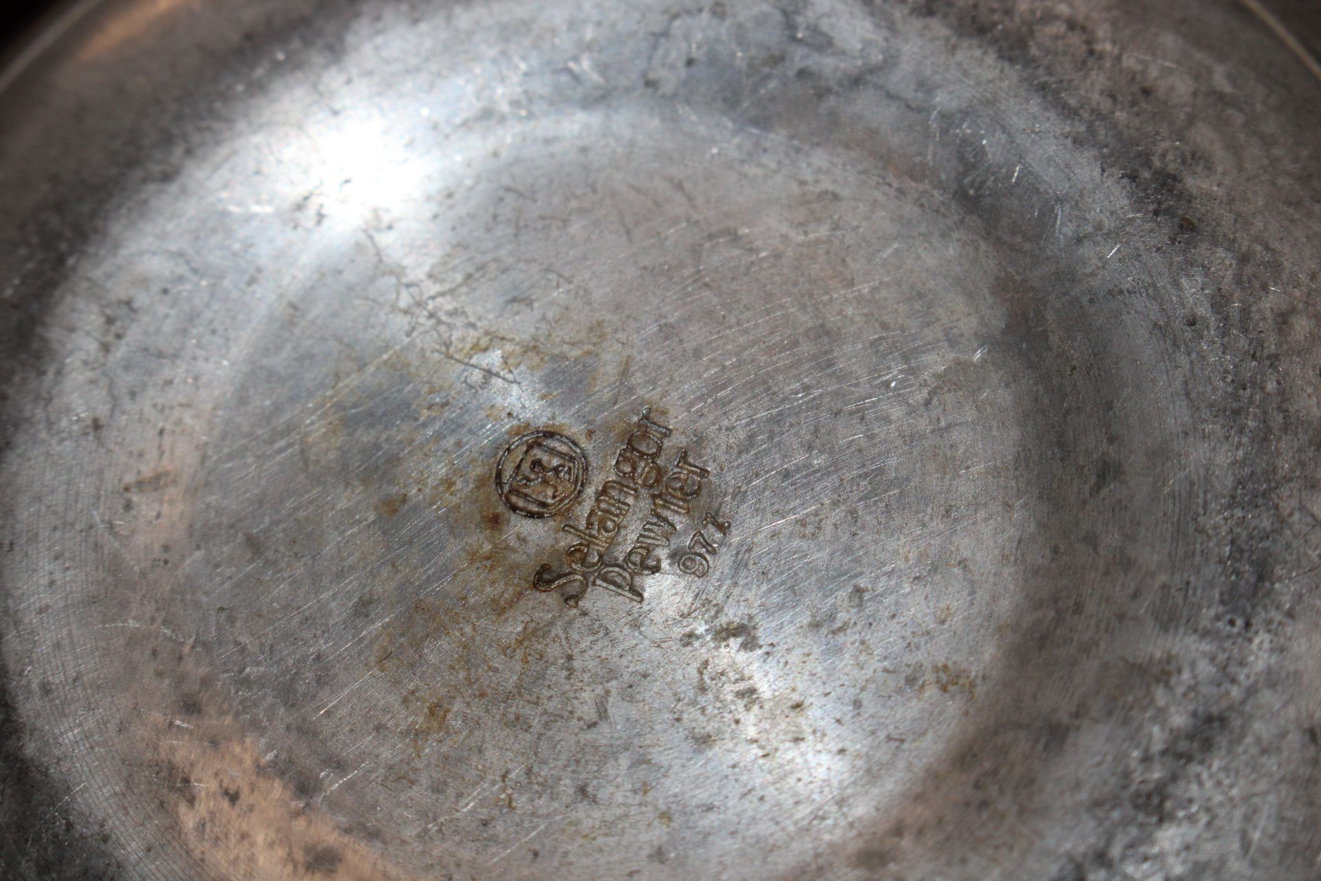 A brass preserve pan; two brass kettles; various p - Image 5 of 5