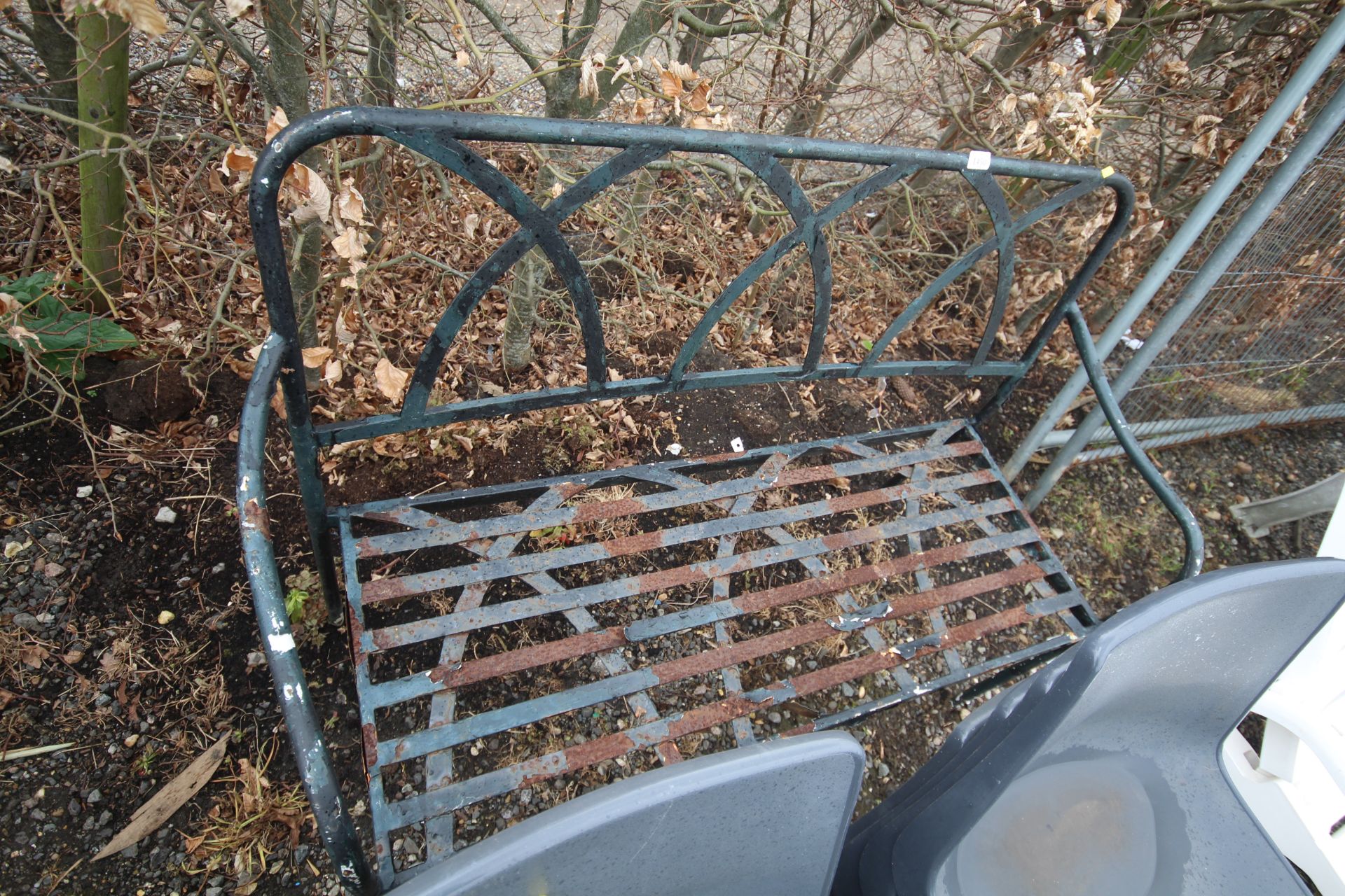 A metal garden bench - Image 2 of 2