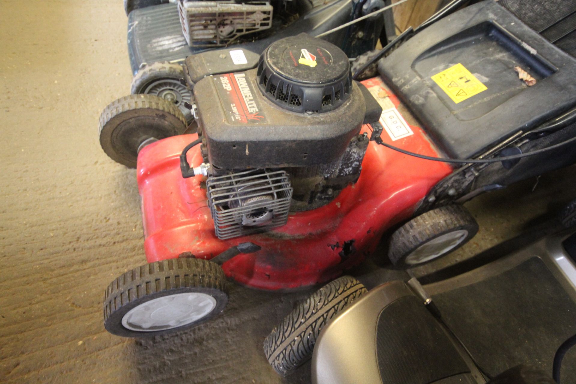 A Lawnflite 3.5hp 16" cut petrol rotary lawn mower - Image 3 of 3