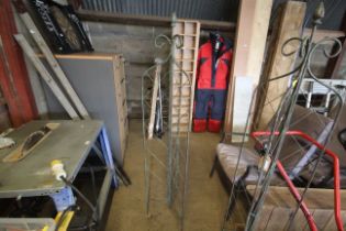 A metal three fold garden spire (47)