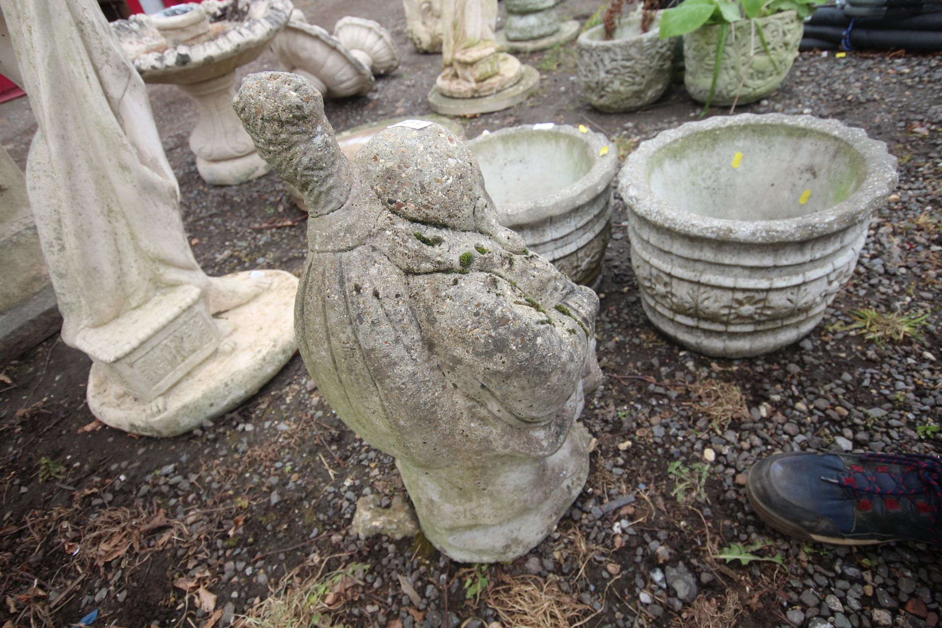 A concrete garden ornament in the form of a Buda - Image 2 of 2