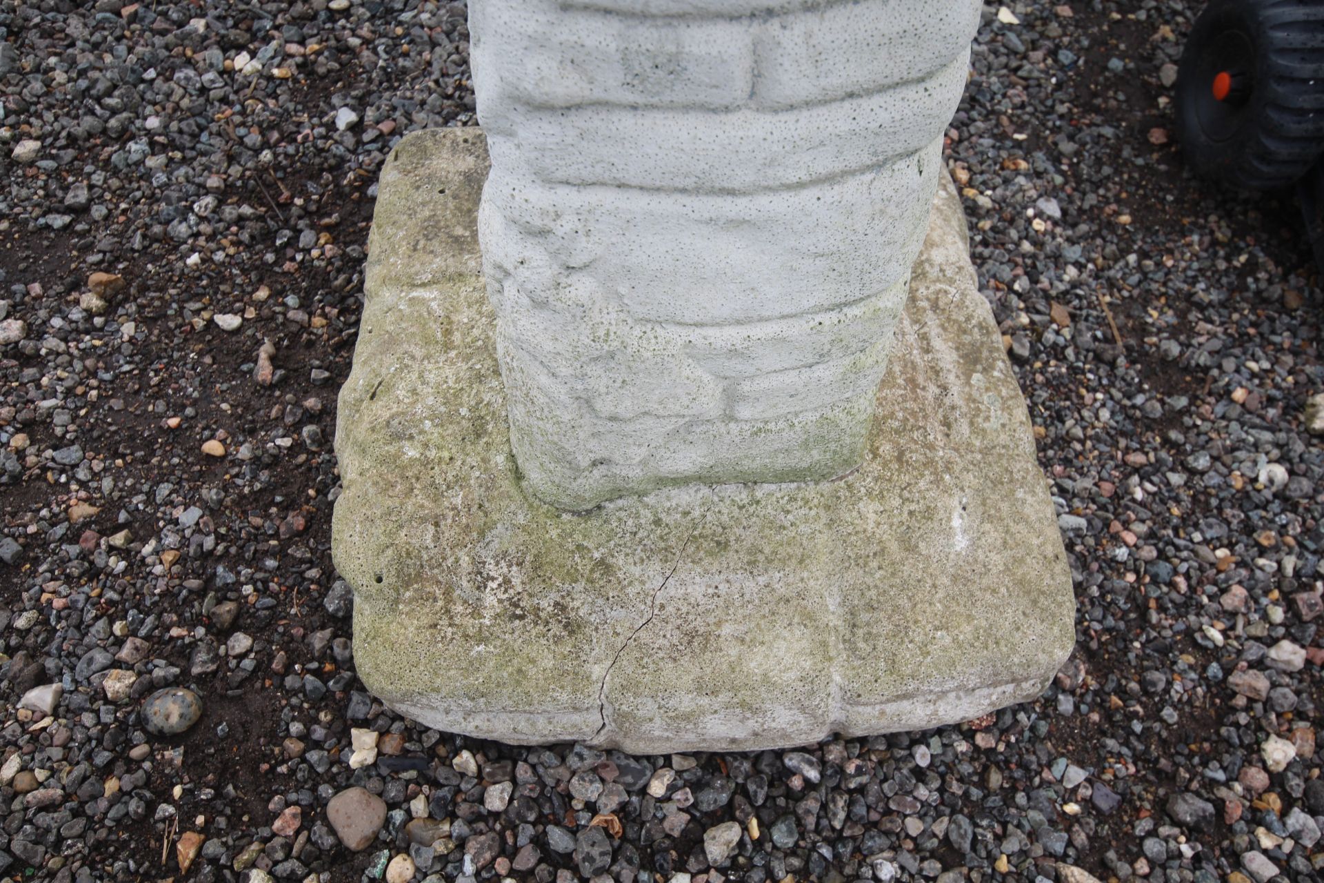 A concrete bird bath raised on plinth base AF - Image 3 of 3