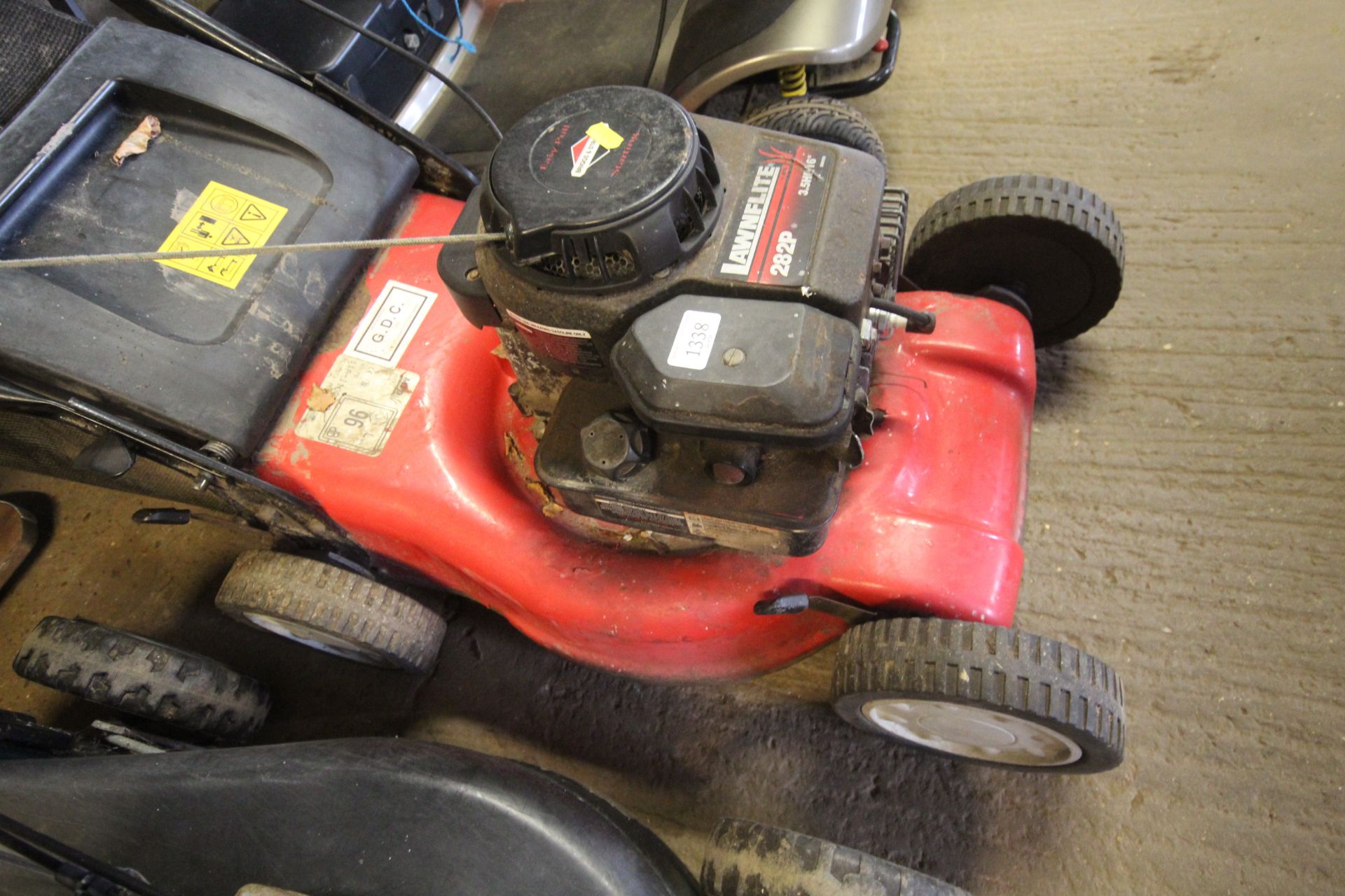 A Lawnflite 3.5hp 16" cut petrol rotary lawn mower - Image 2 of 3