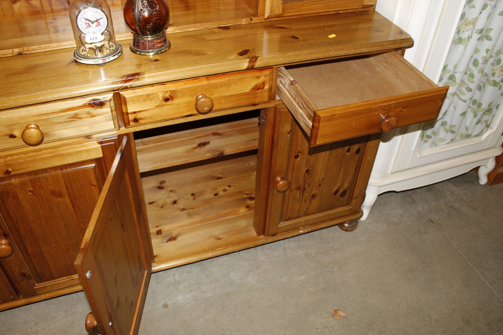 A modern pine and glazed dresser - Image 2 of 3