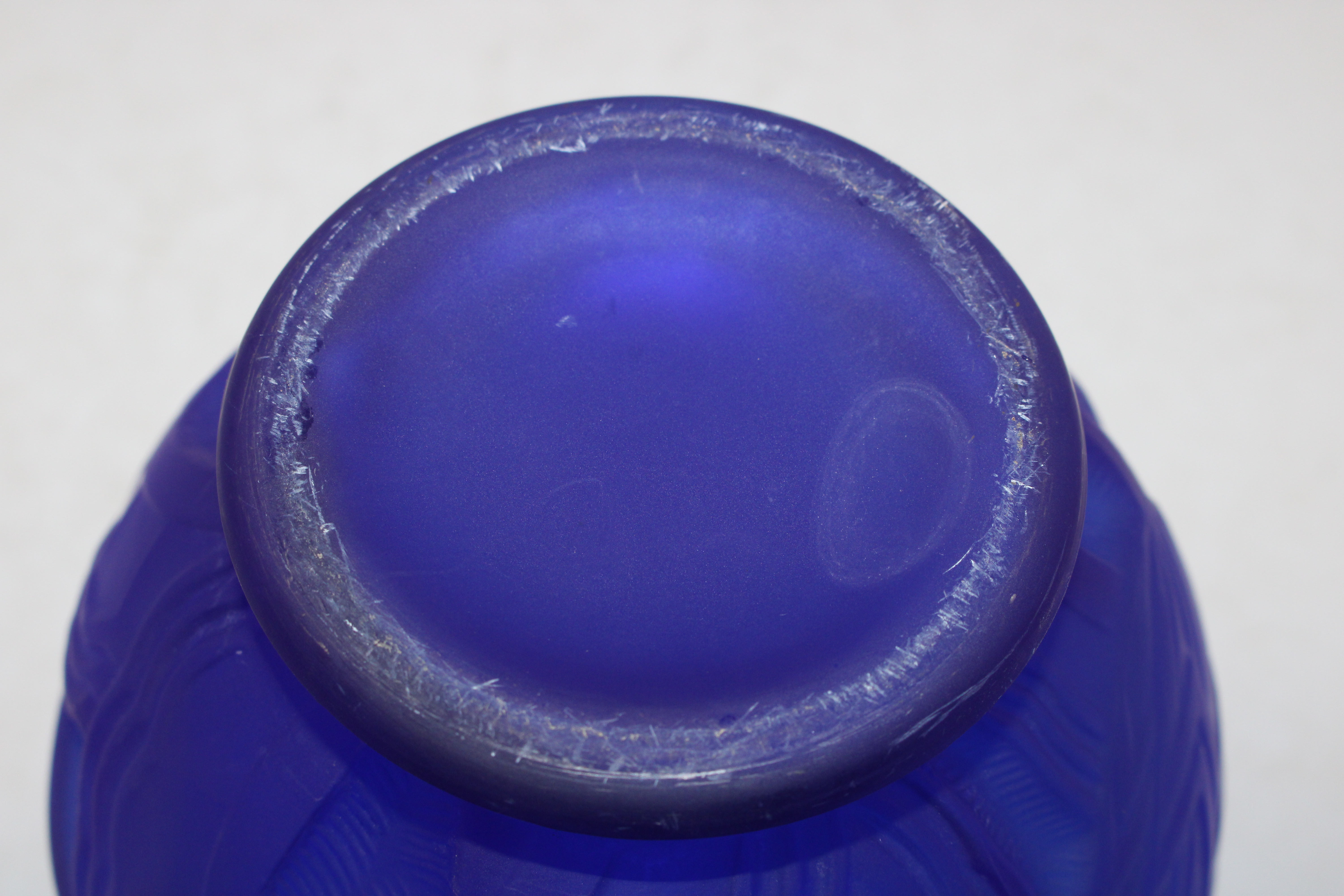 An Art Deco style blue glass vase, 20cm - Image 4 of 4