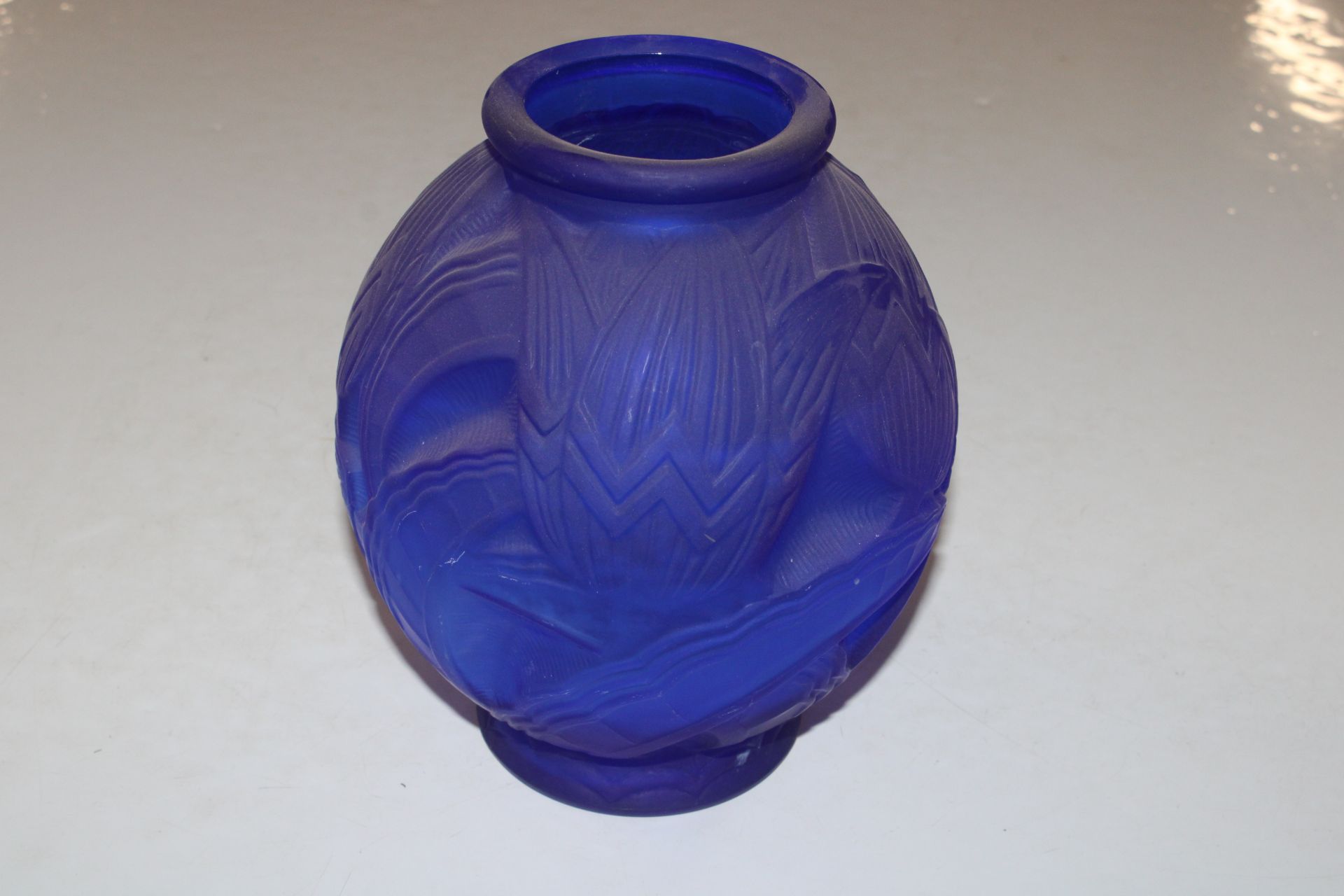 An Art Deco style blue glass vase, 20cm - Image 3 of 4