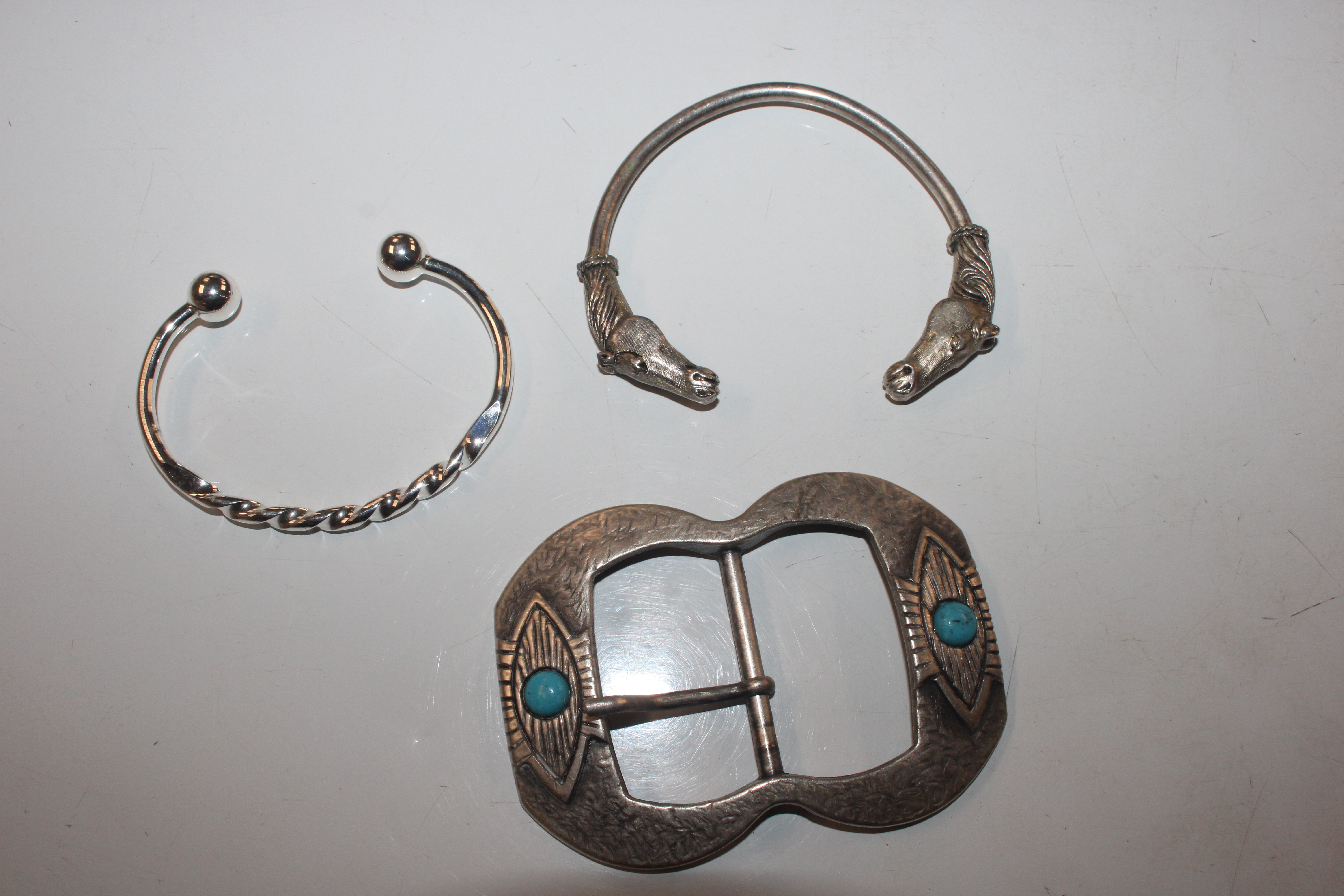 An ammonite necklace; two white metal bangles; a b - Image 3 of 29