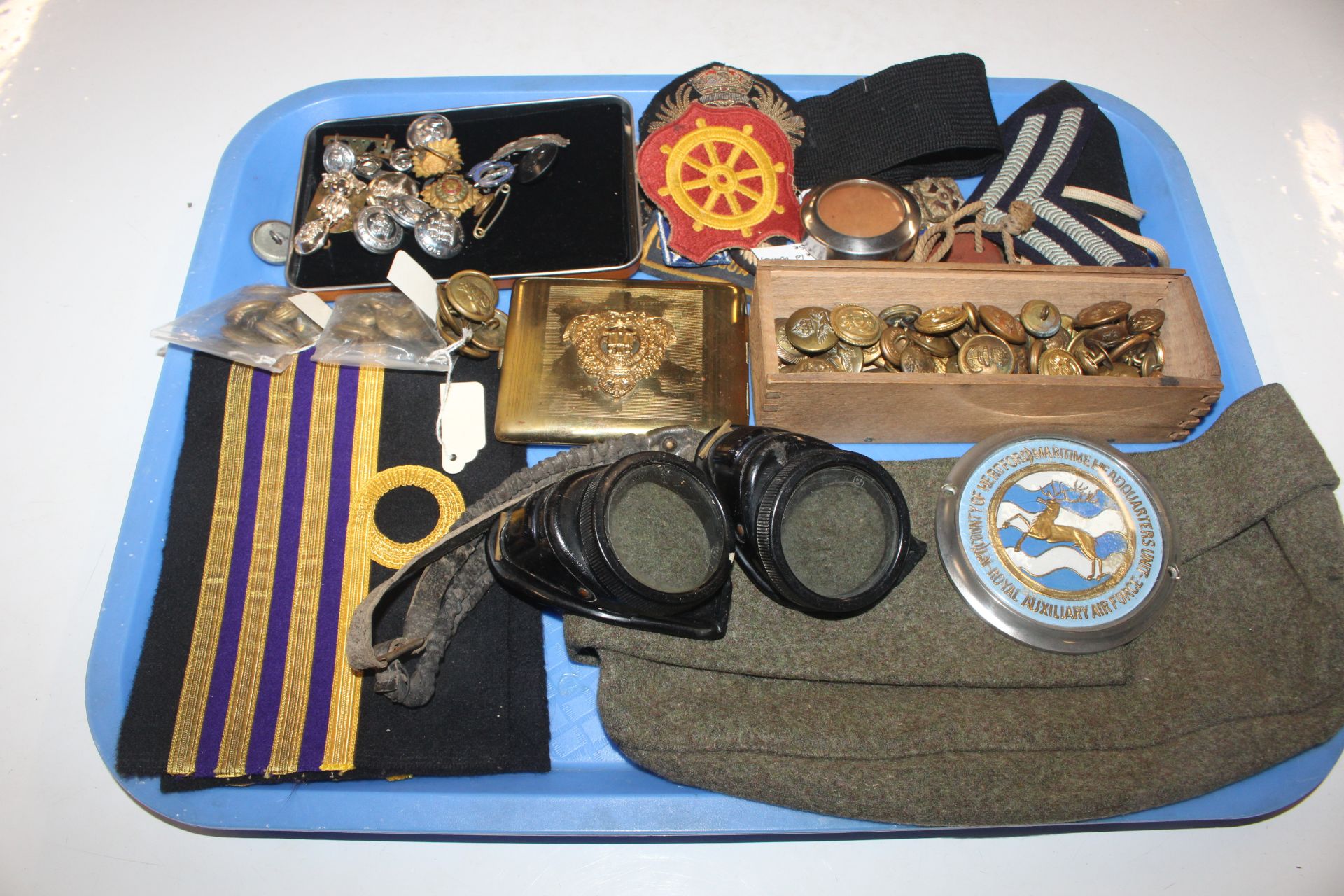 A tray of assorted military related items to inclu