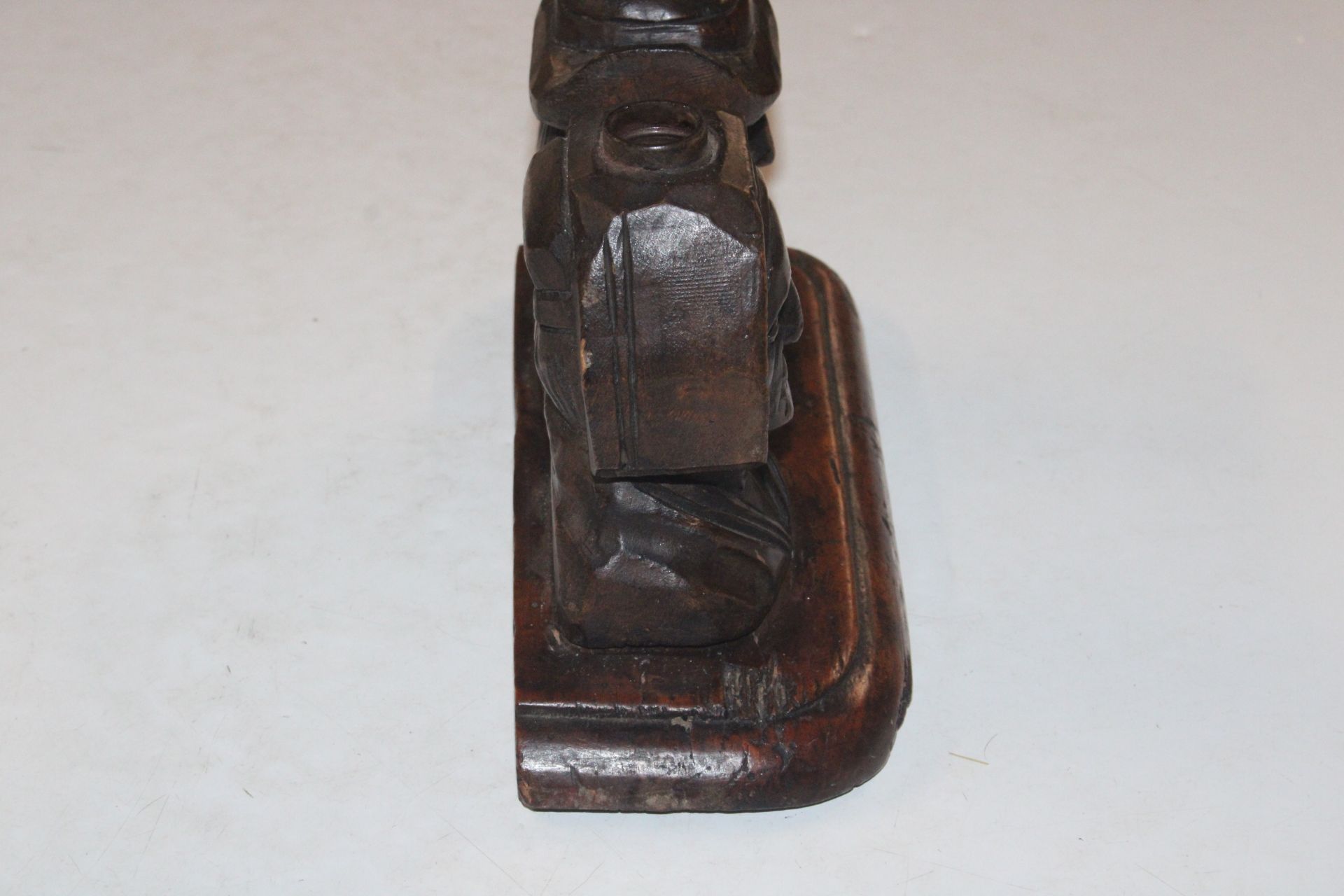 A pair of wooden stands in the form of carved head - Image 5 of 9