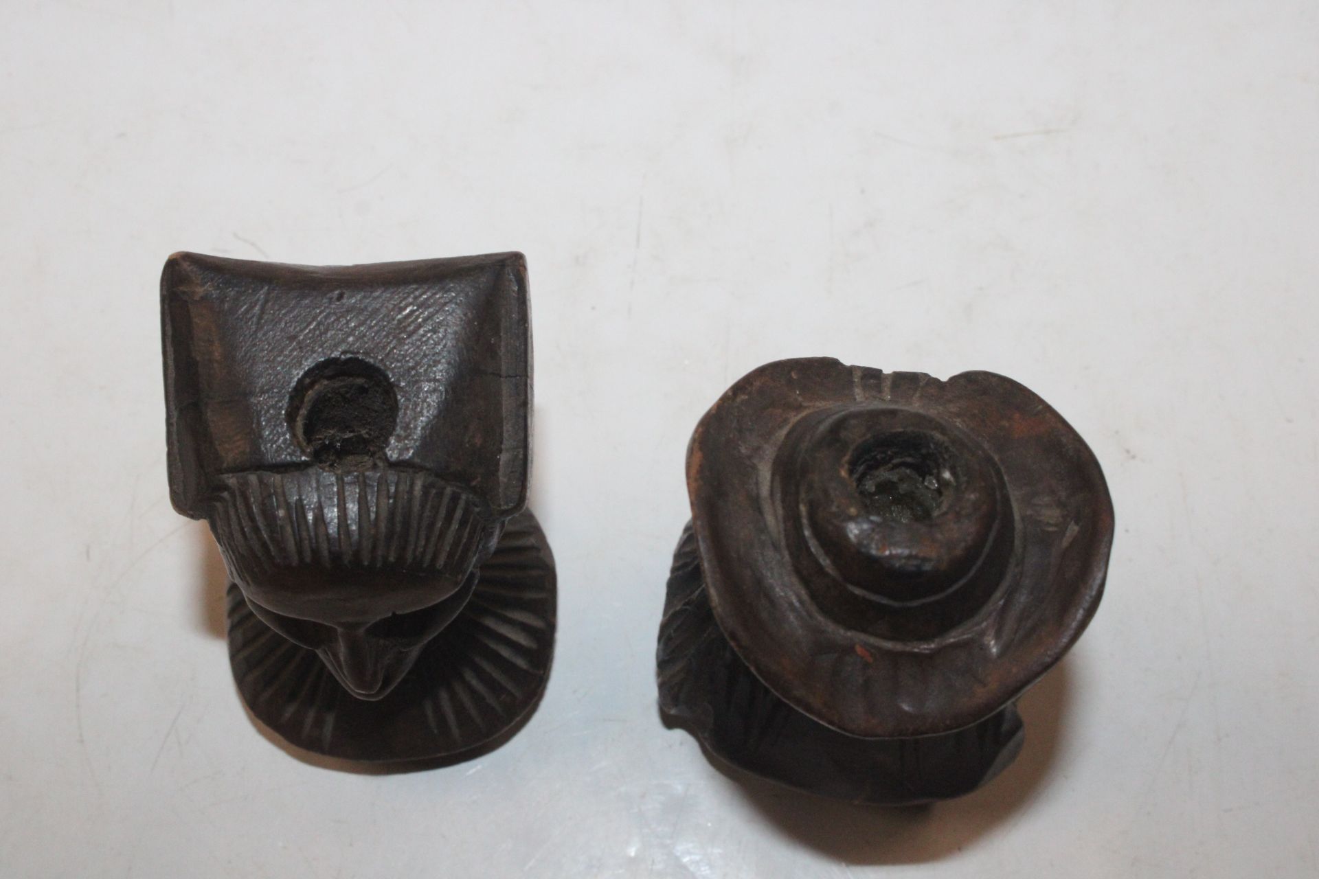 A pair of wooden stands in the form of carved head - Image 8 of 9