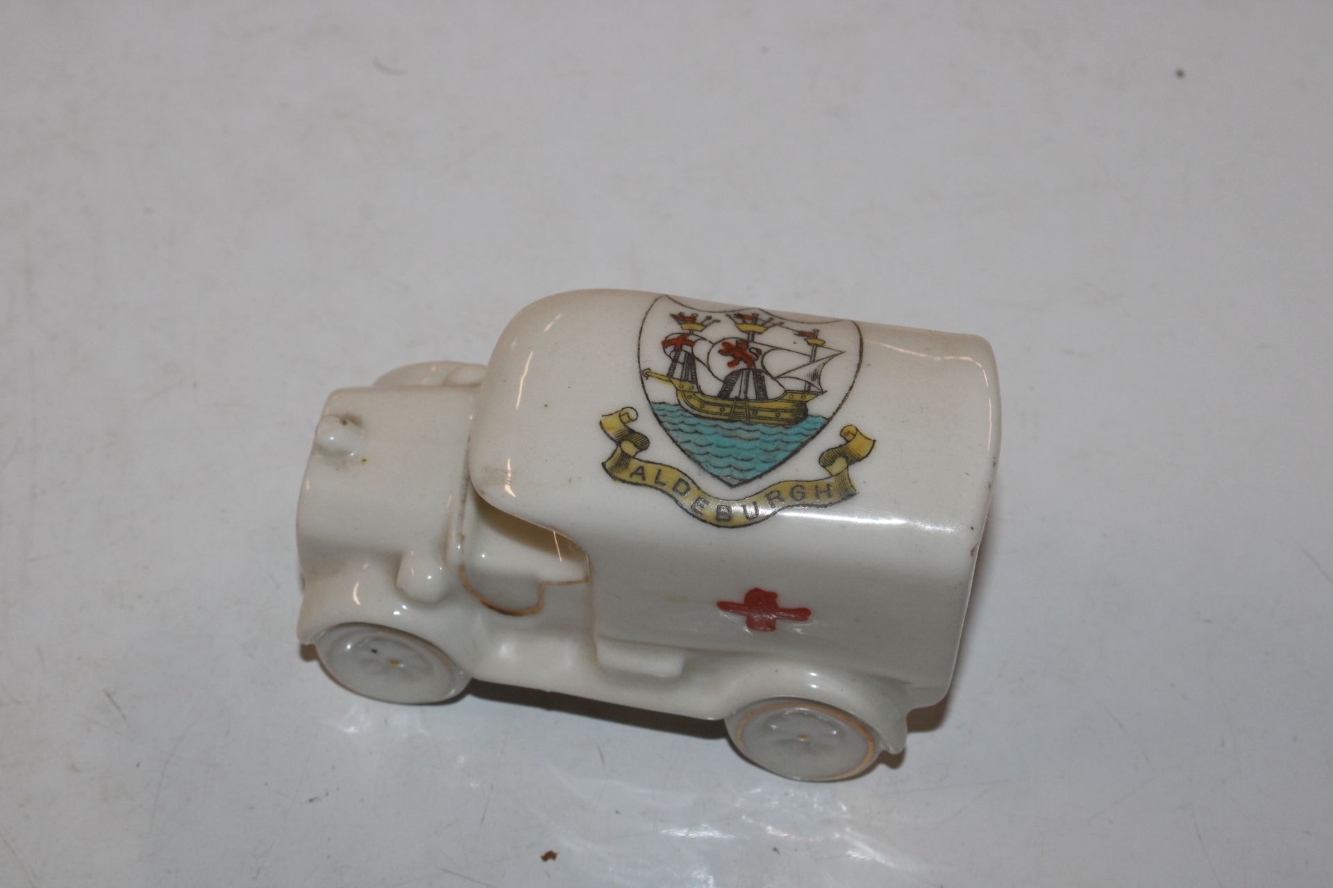 A box of various crested ware to include W.H. Goss - Image 24 of 26