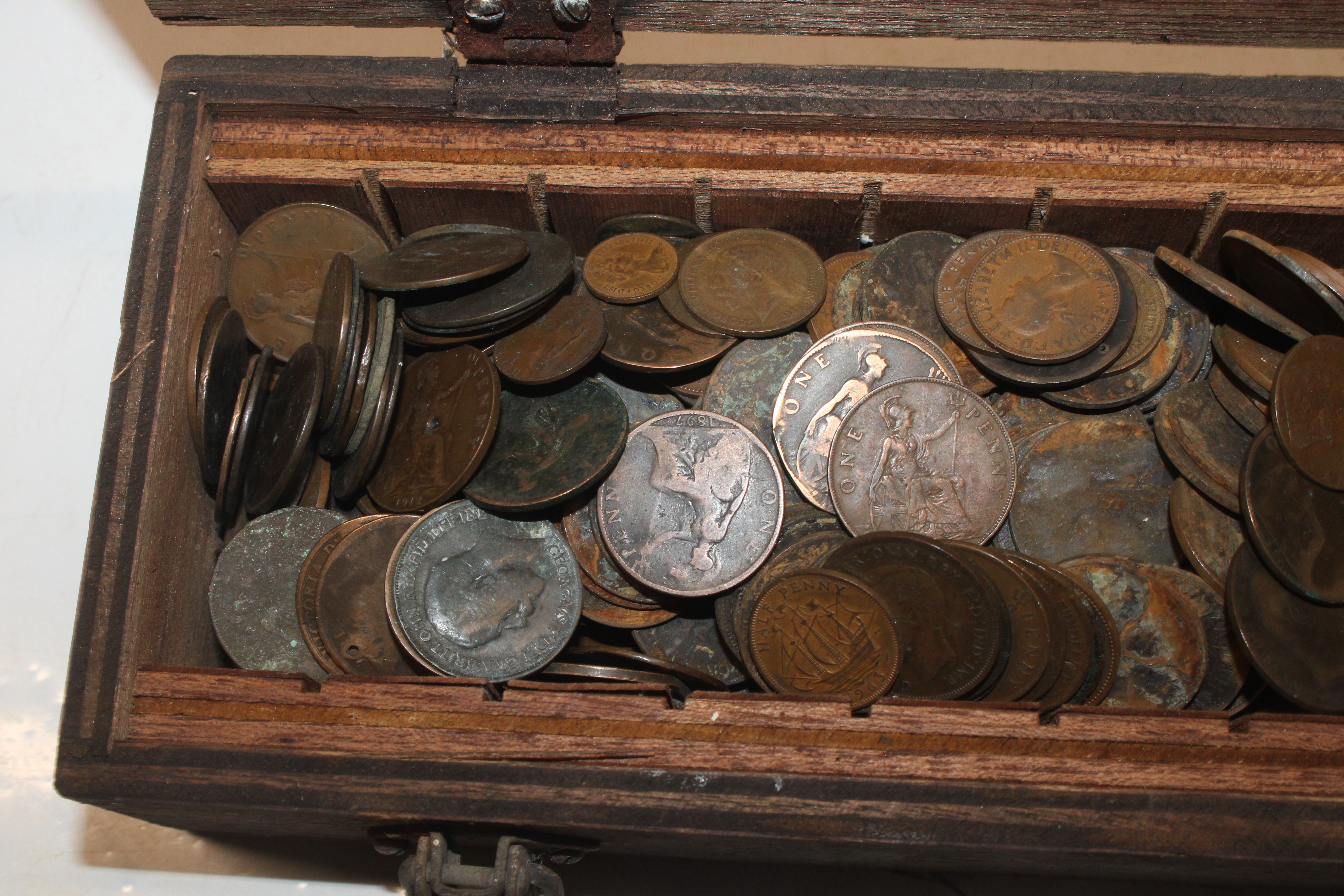 A wooden box and contents of various coinage - Image 5 of 8