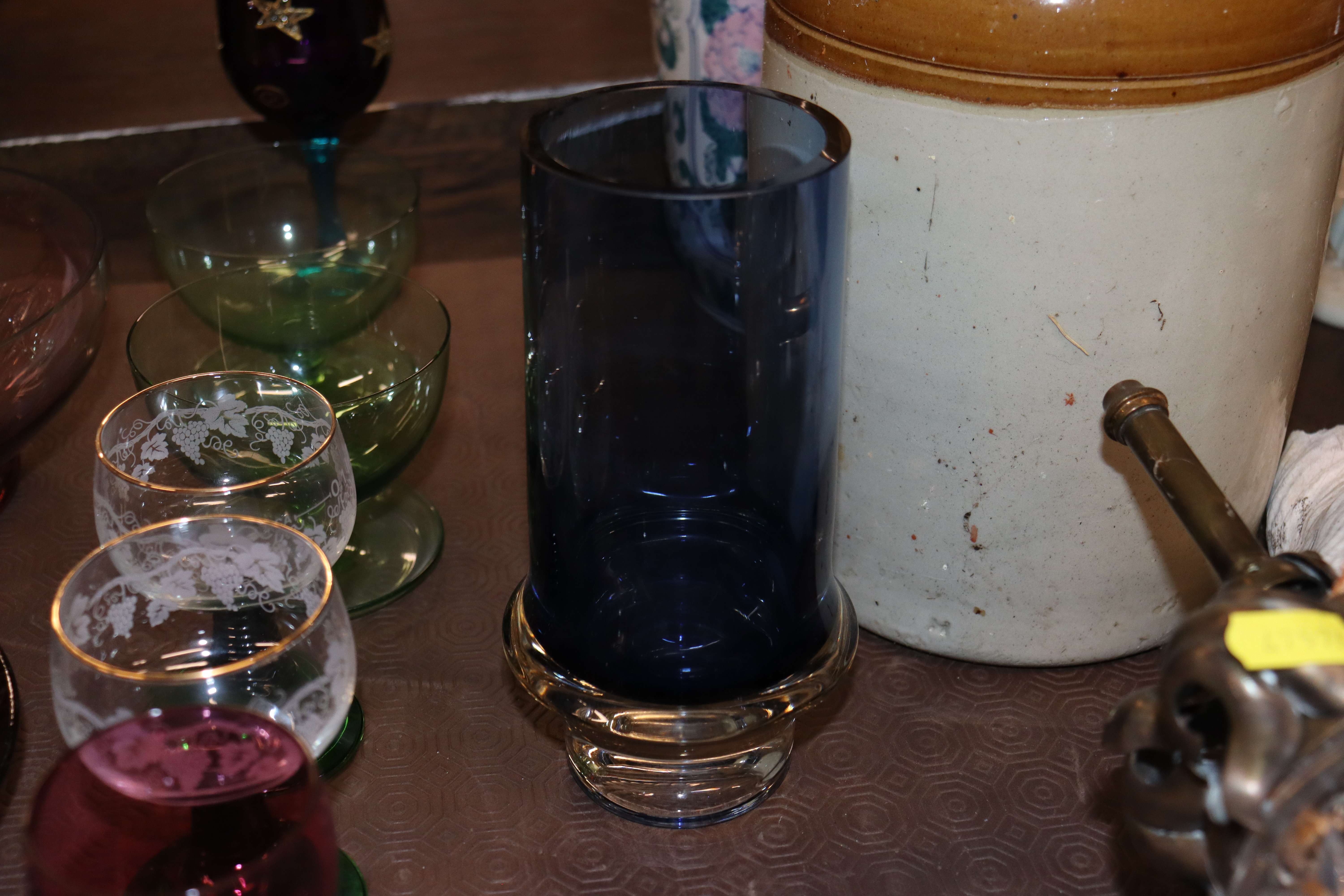 A collection of various coloured glassware - Image 3 of 4