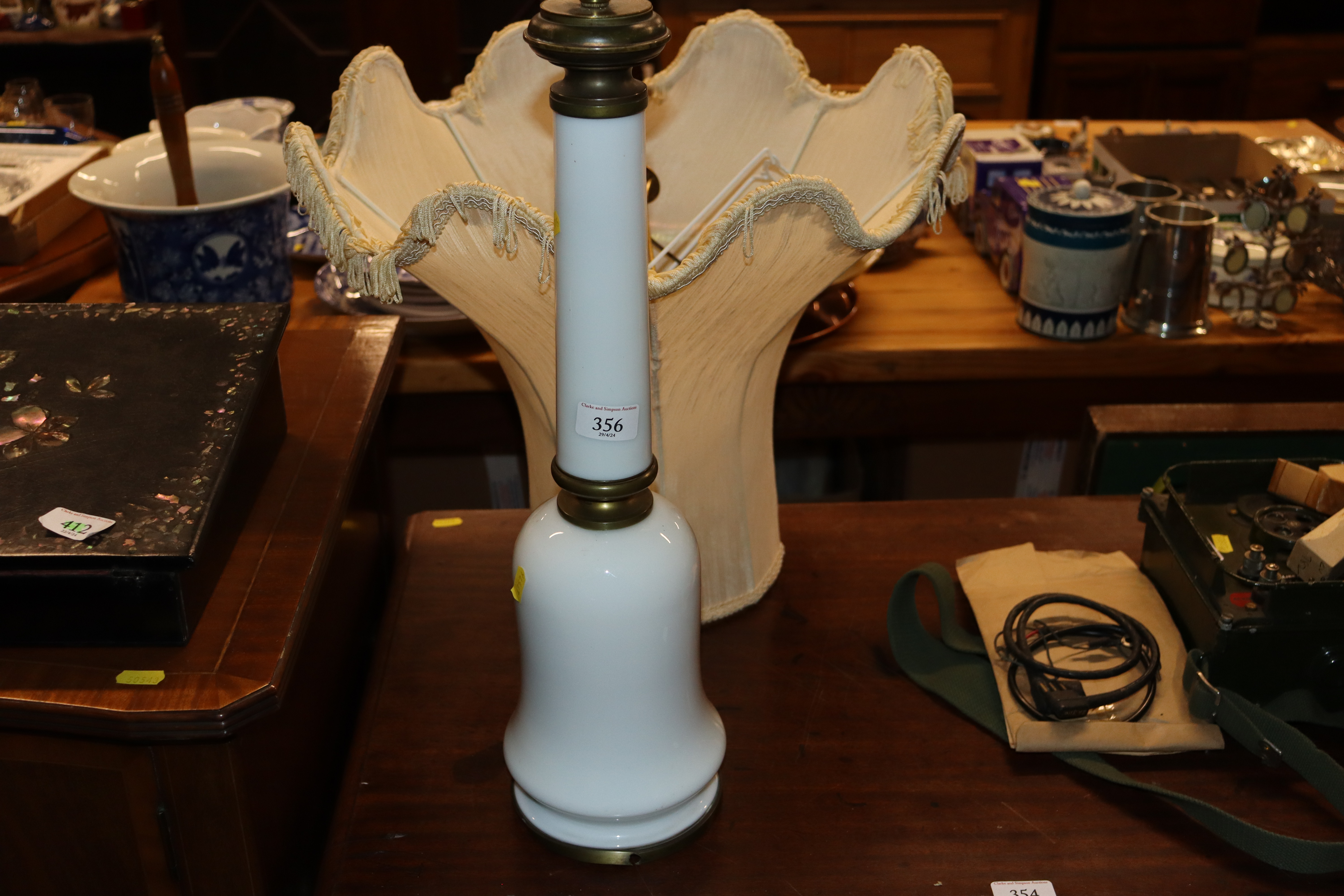 A white opaque glass and brass mounted table lamp - Image 2 of 2