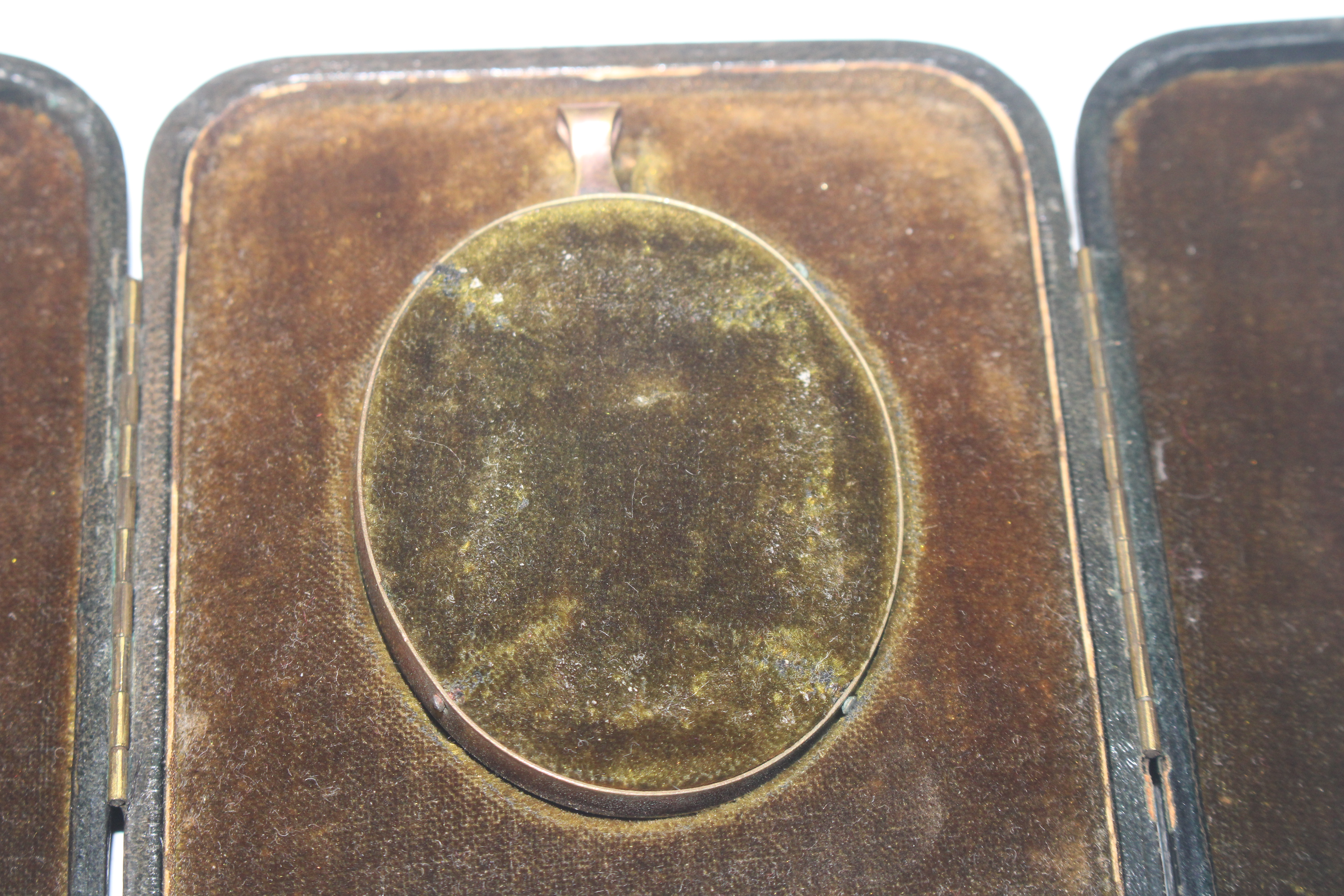An oval framed miniature portrait contained in fit - Image 2 of 4