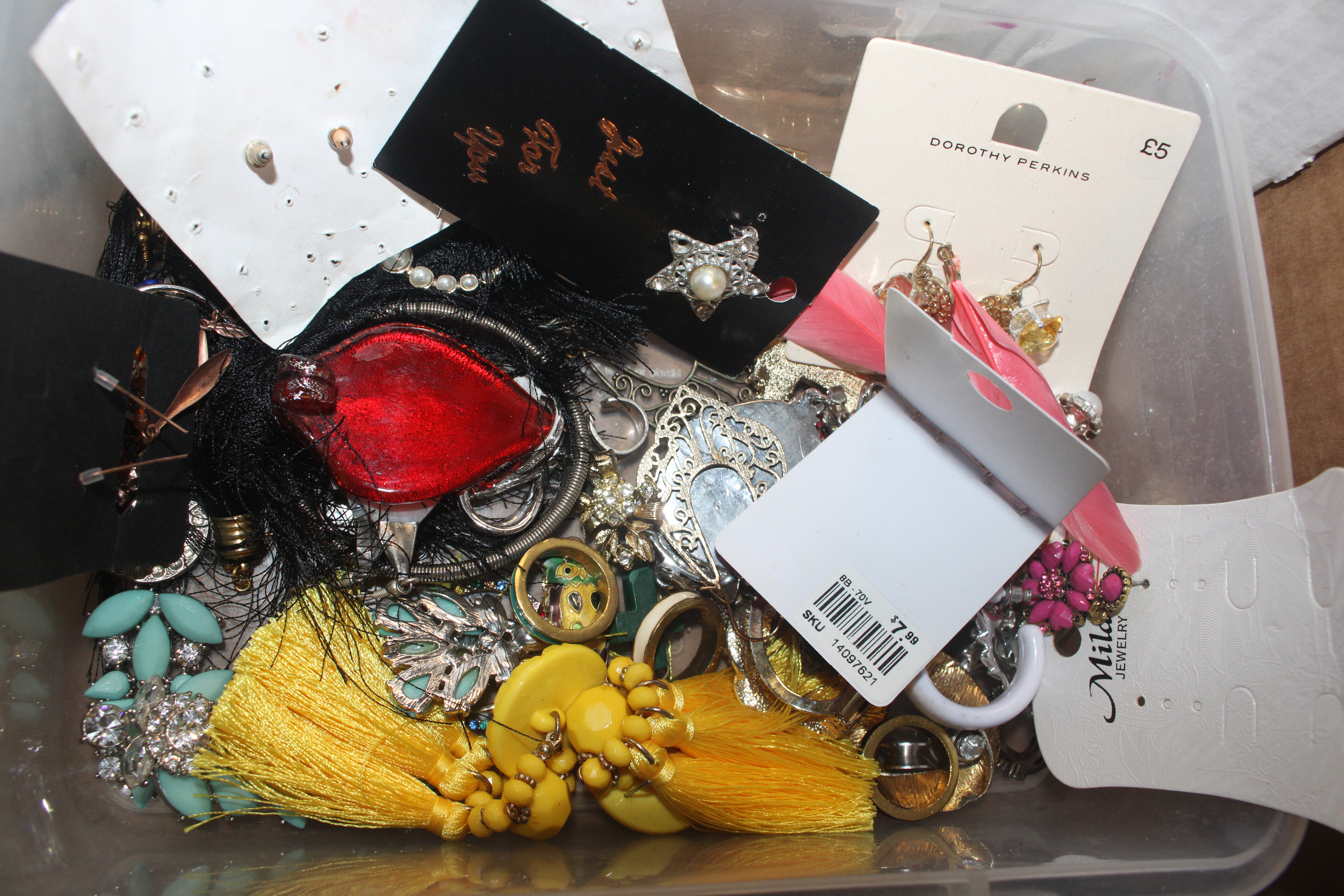 A box of costume jewellery to include bangles, dre - Image 3 of 3