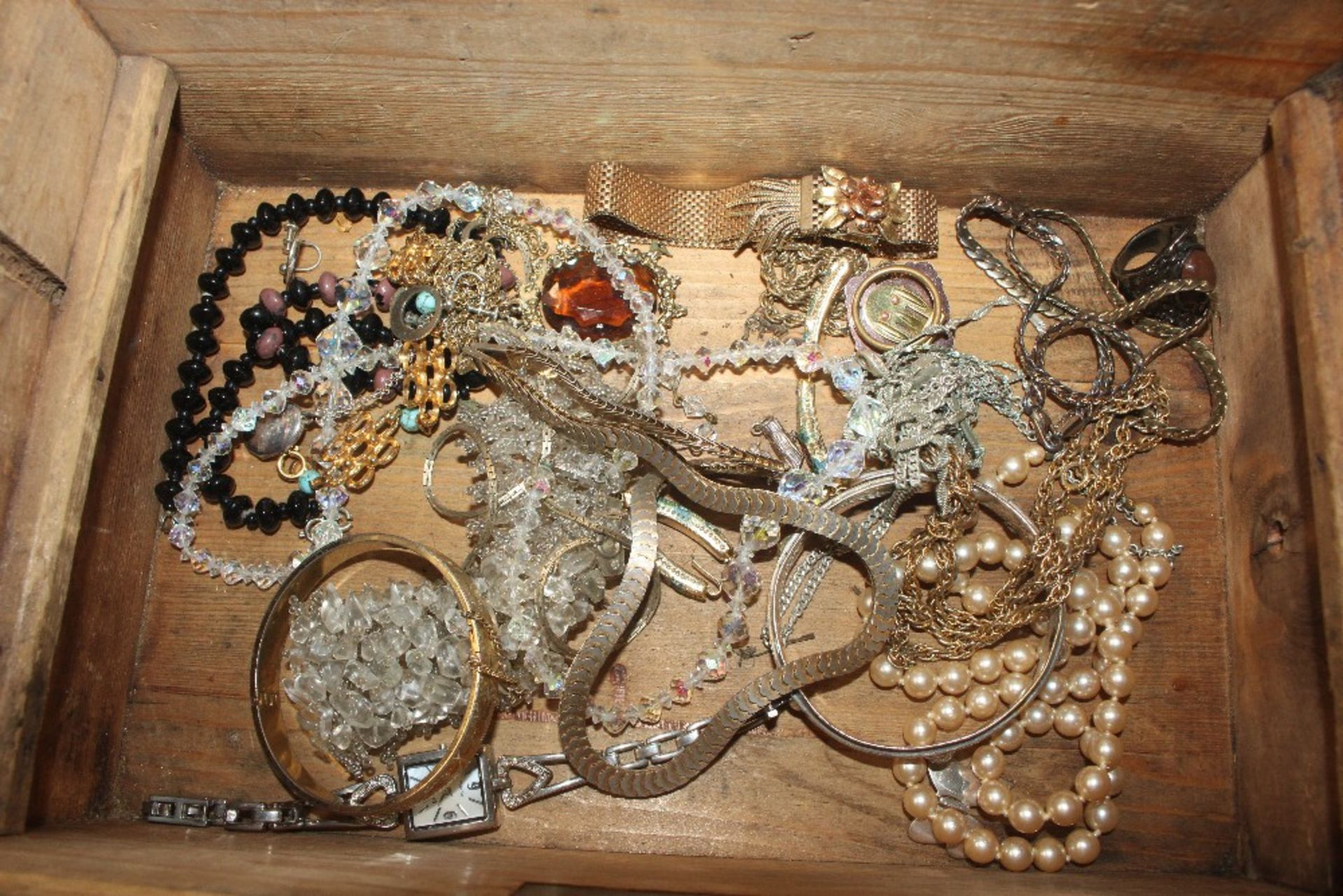 A pine box and contents of various jewellery to in - Image 2 of 9