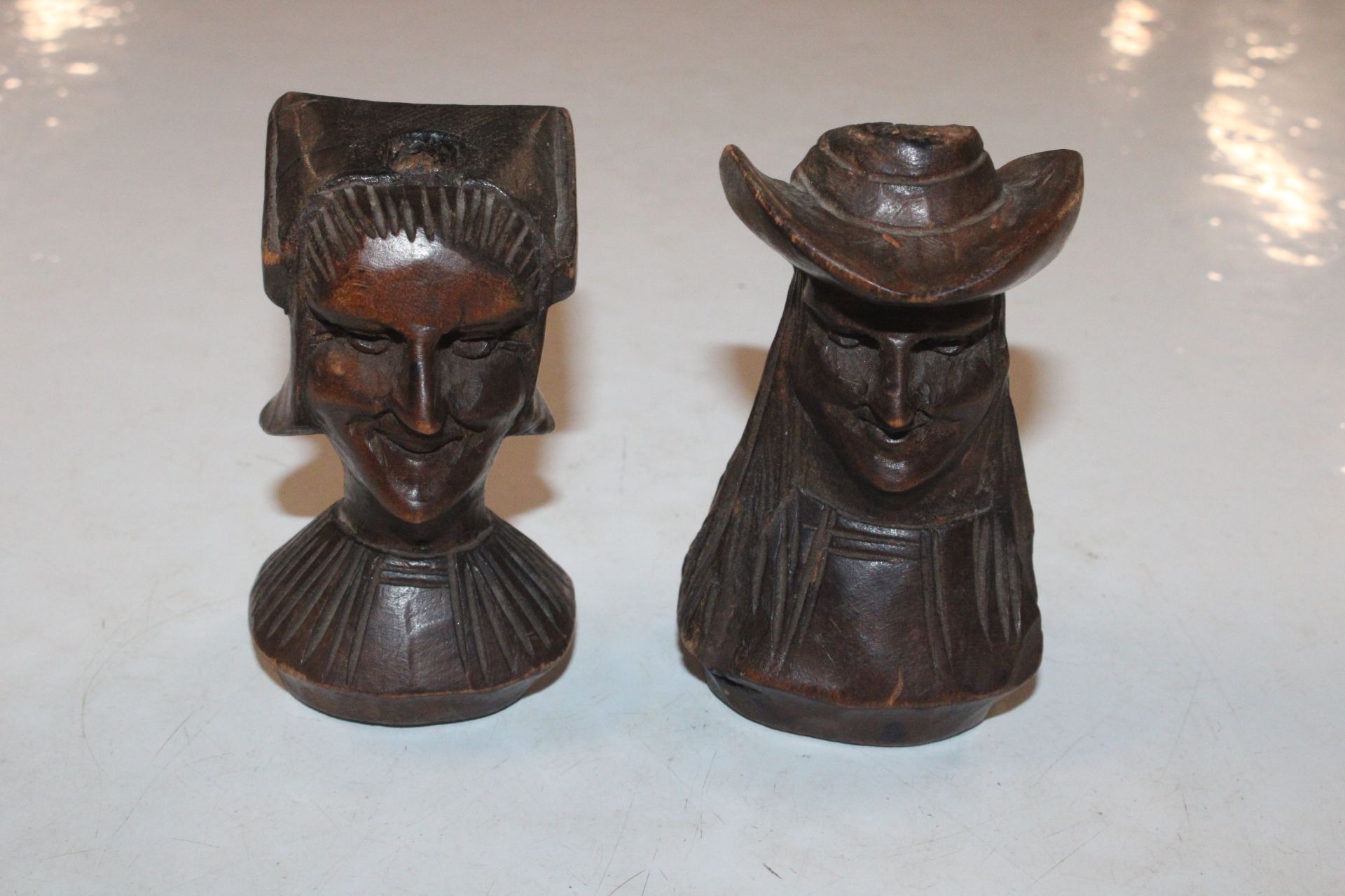 A pair of wooden stands in the form of carved head - Image 7 of 9