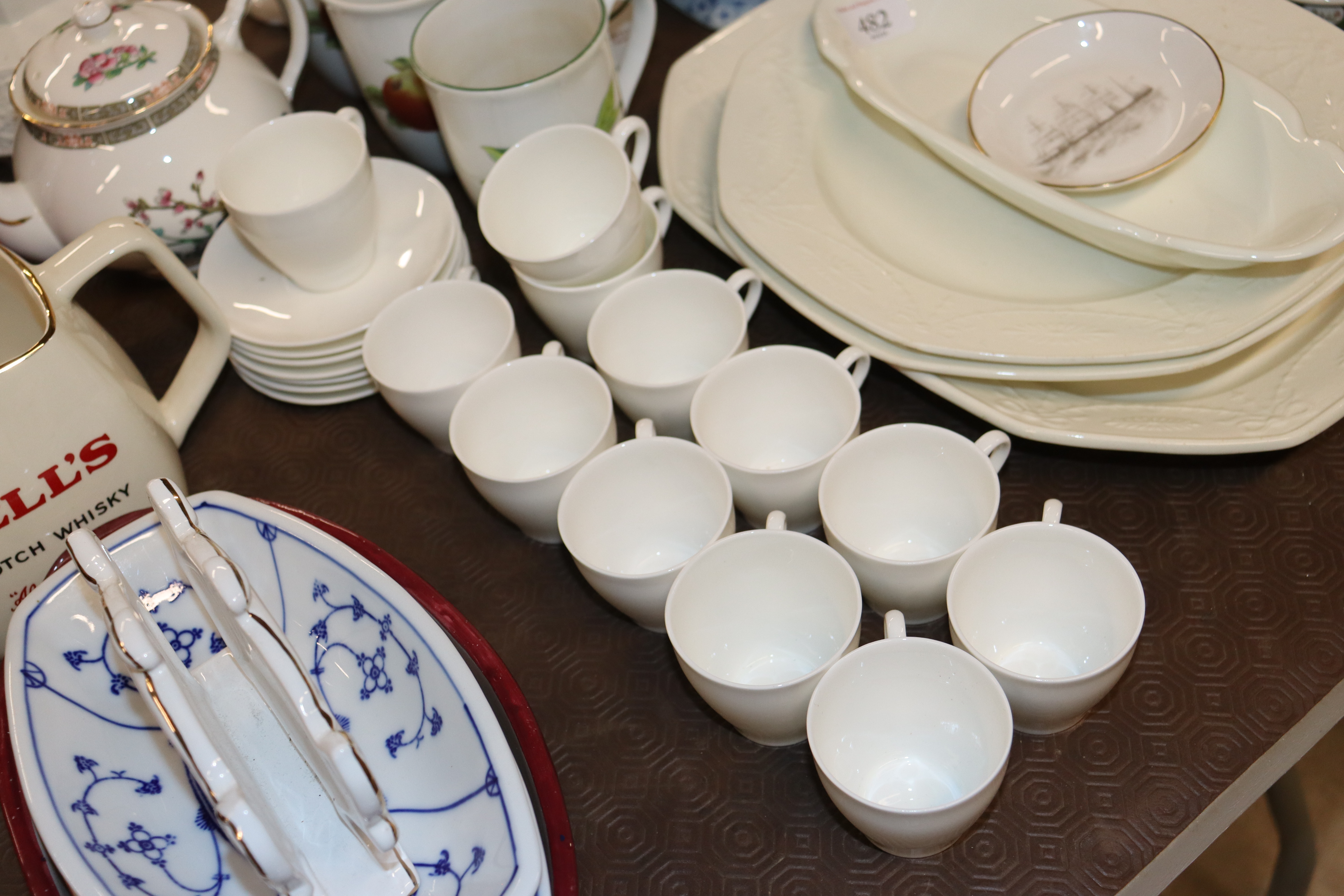 A collection of miscellaneous china to include bar - Image 4 of 6