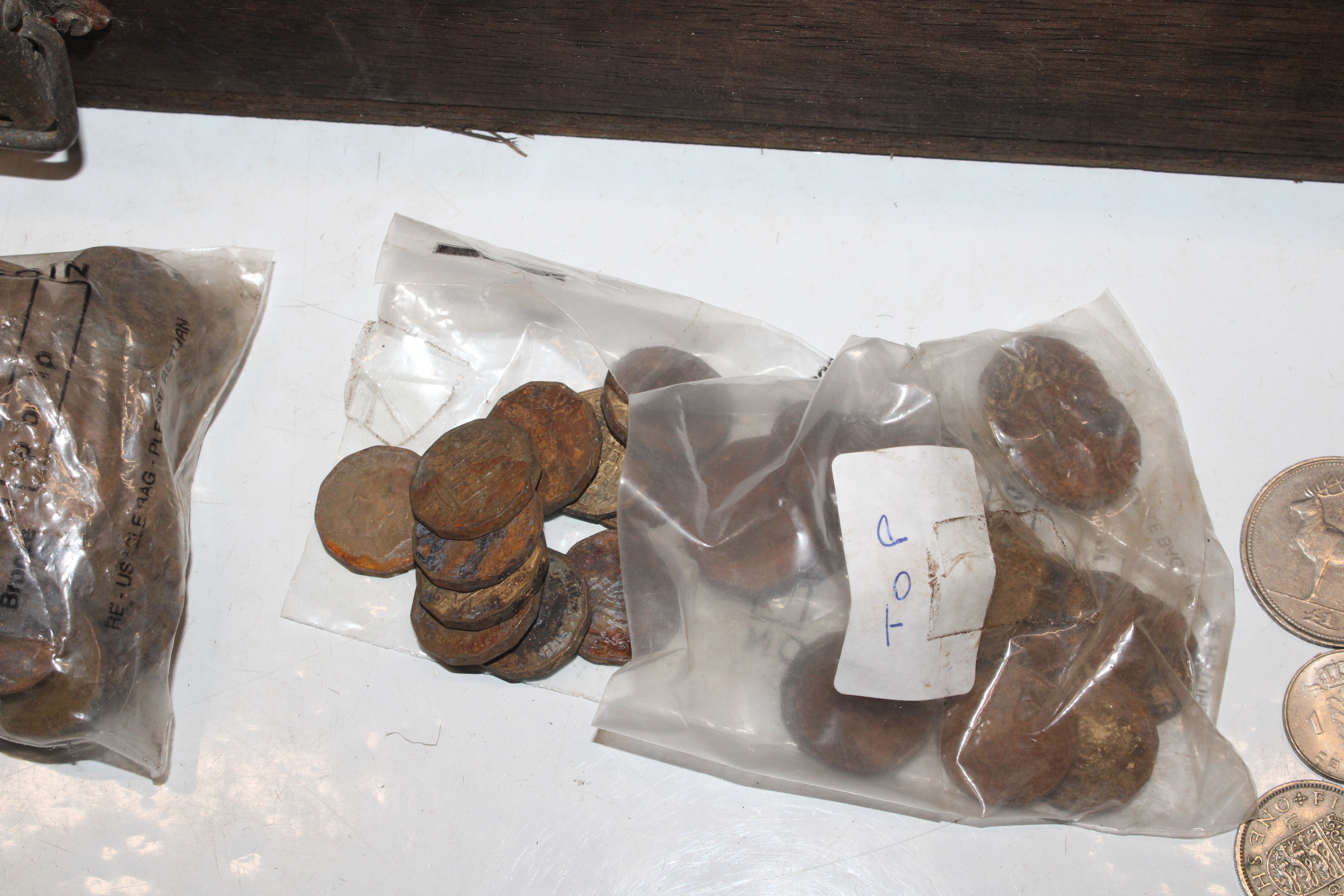 A wooden box and contents of various coinage - Image 3 of 8