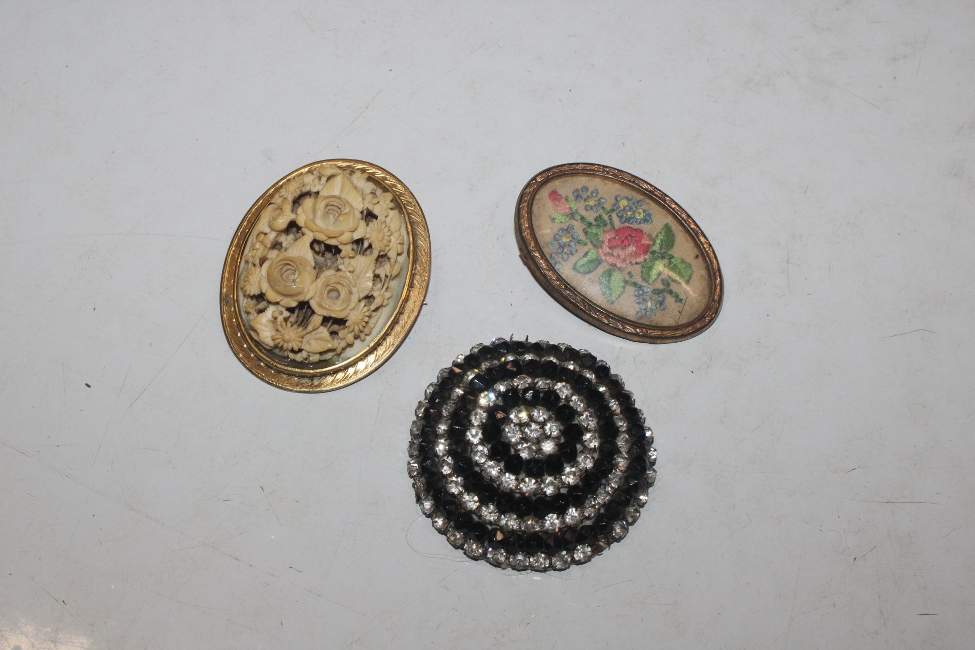 A box containing various costume jewellery; a micr - Image 31 of 34