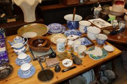 A collection of various decorative china to includ