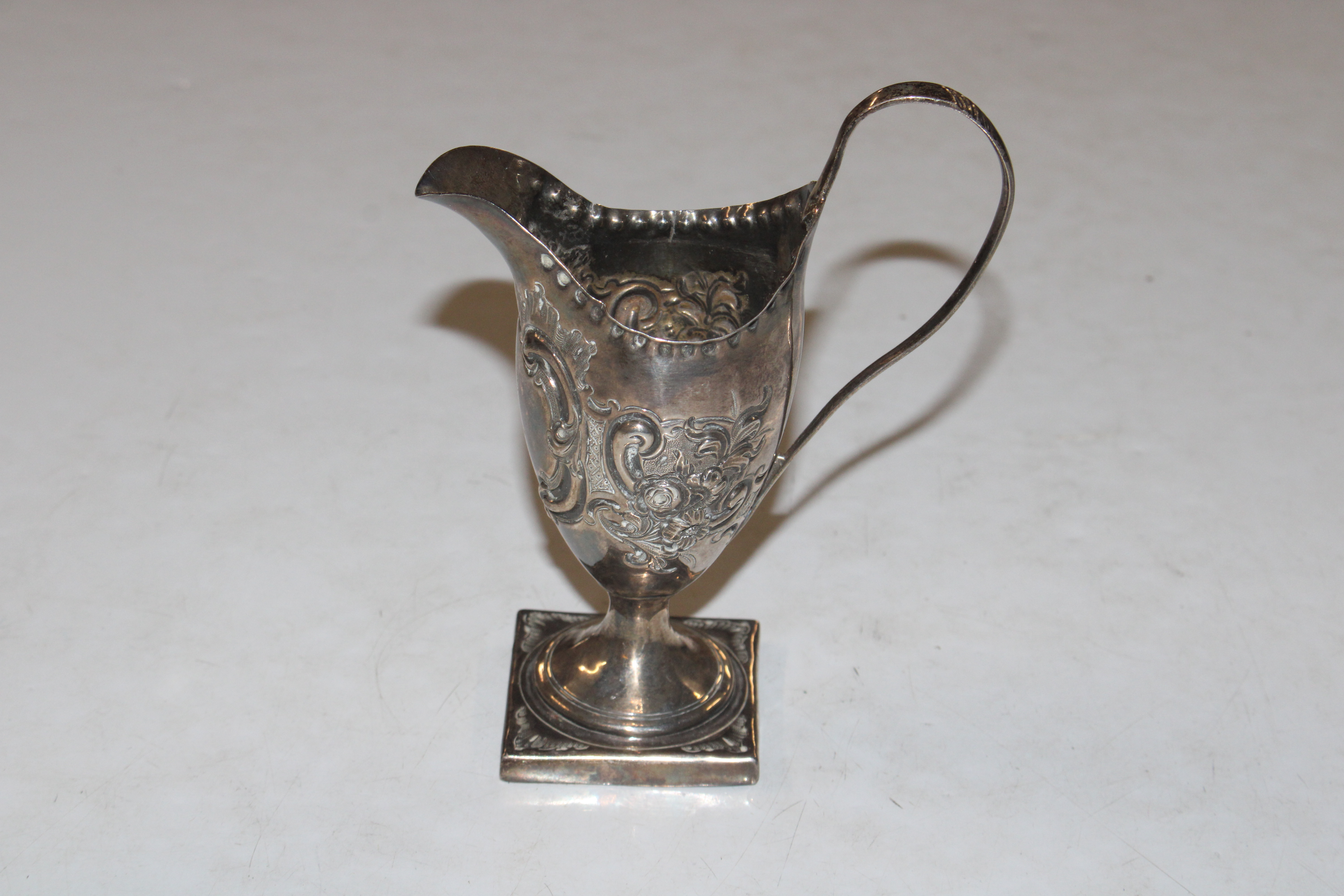 A silver cream jug, approx. 2oz (77gms)