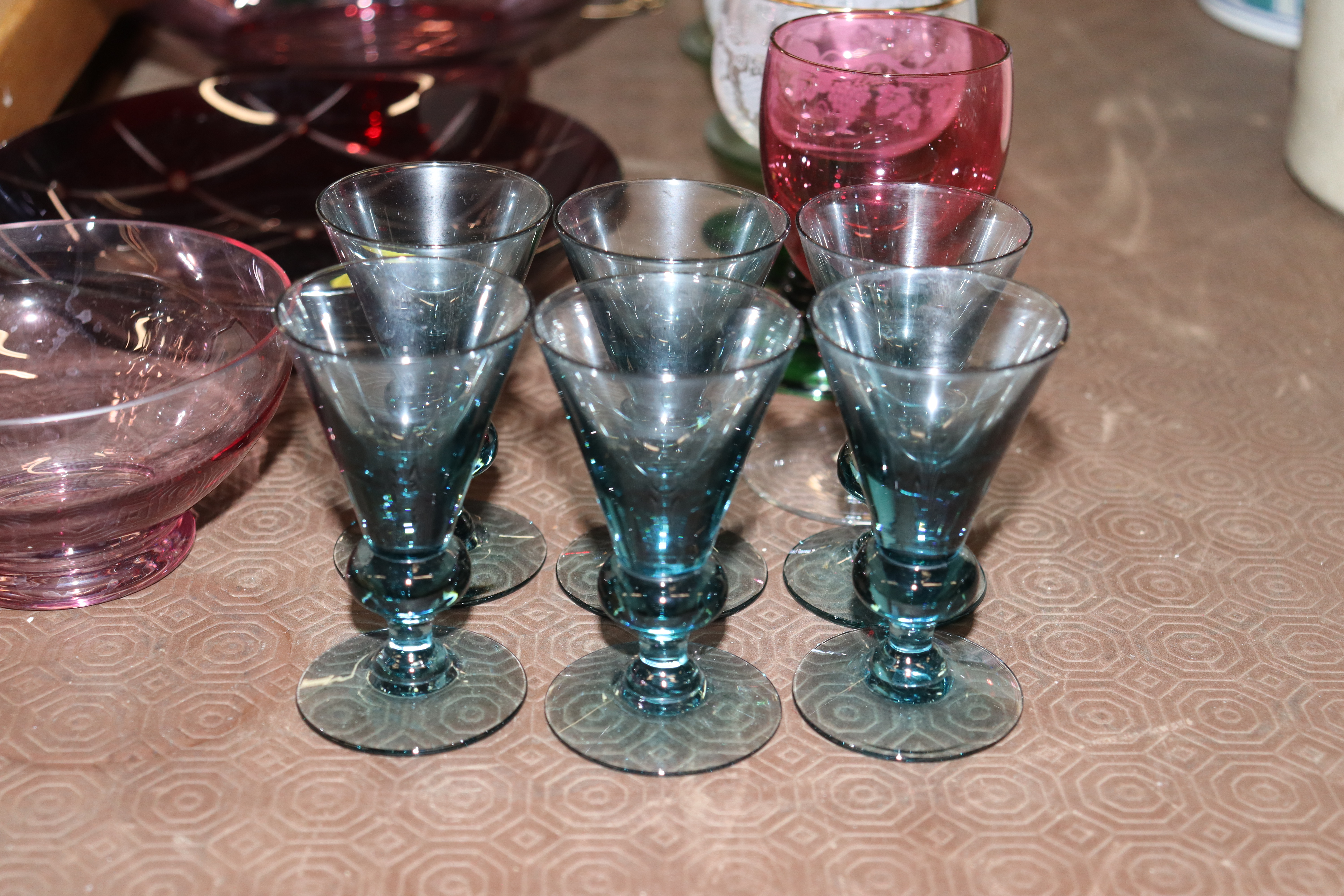 A collection of various coloured glassware - Image 2 of 4