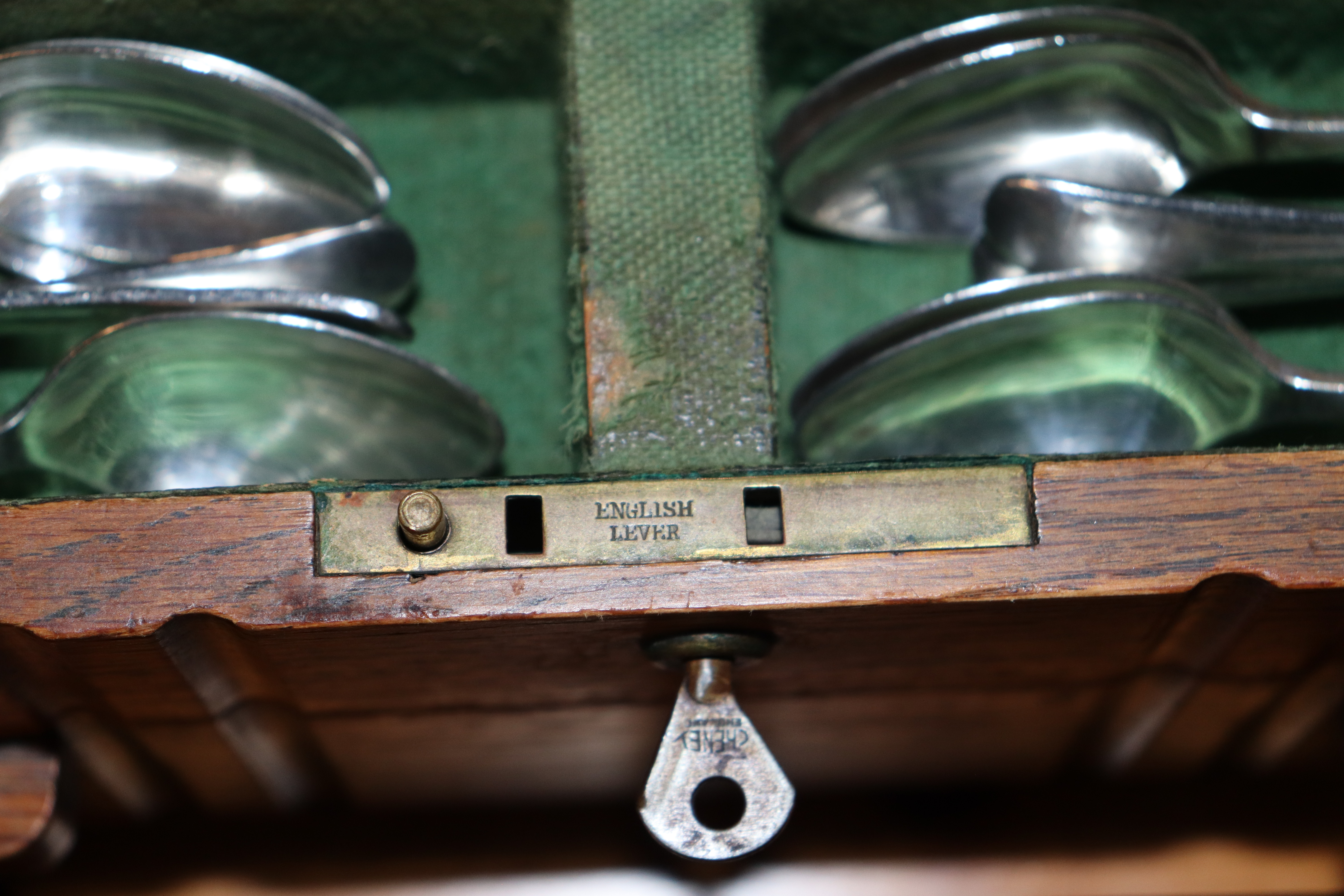 A vintage painted beer crate; an oak cased canteen - Image 3 of 3