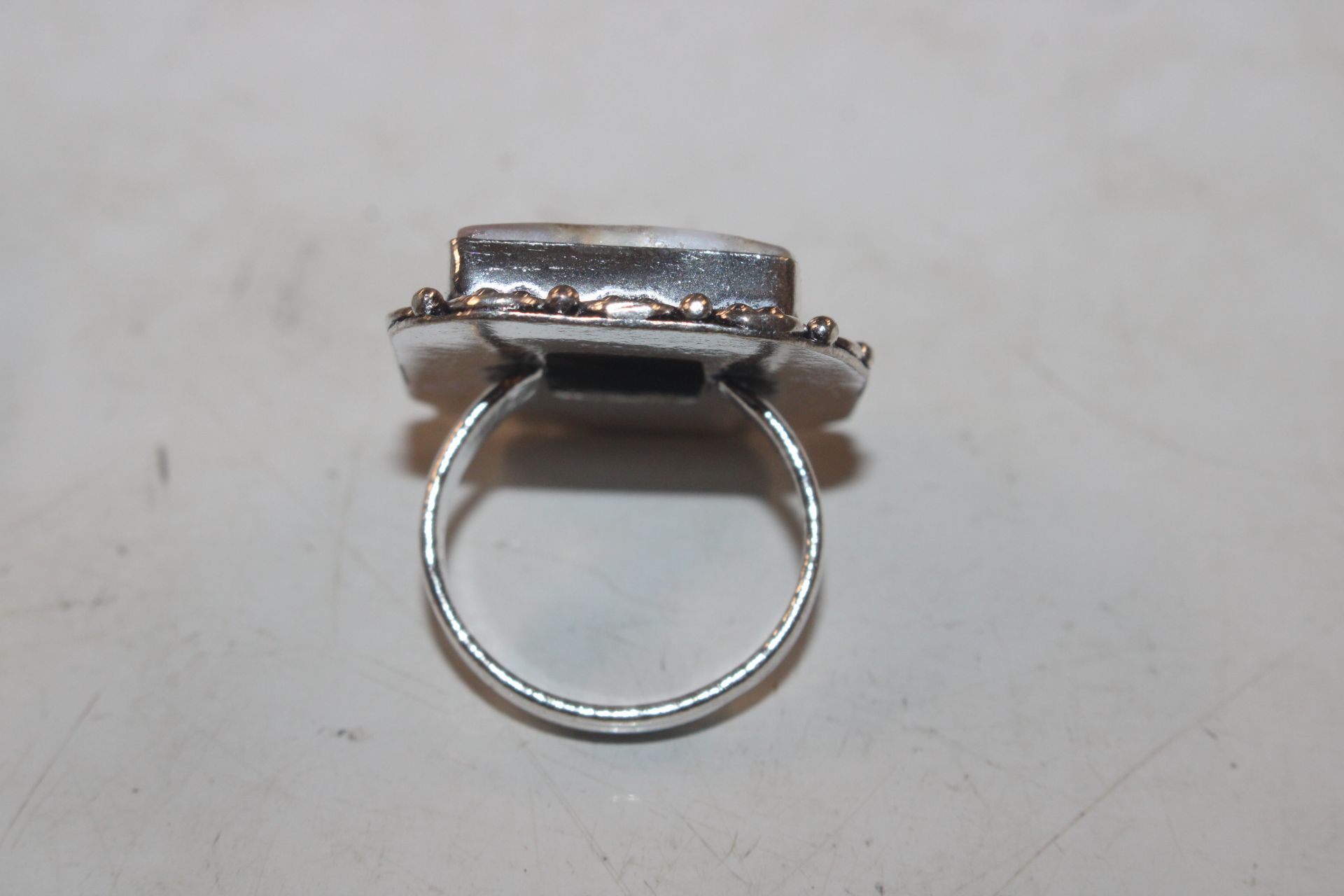 A silver and agate set ring - Image 3 of 4