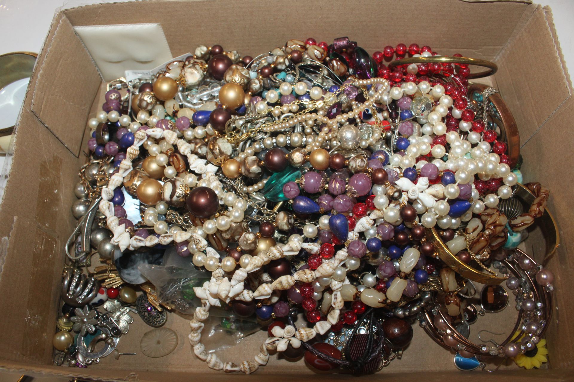 A box containing various costume jewellery includi - Image 3 of 23
