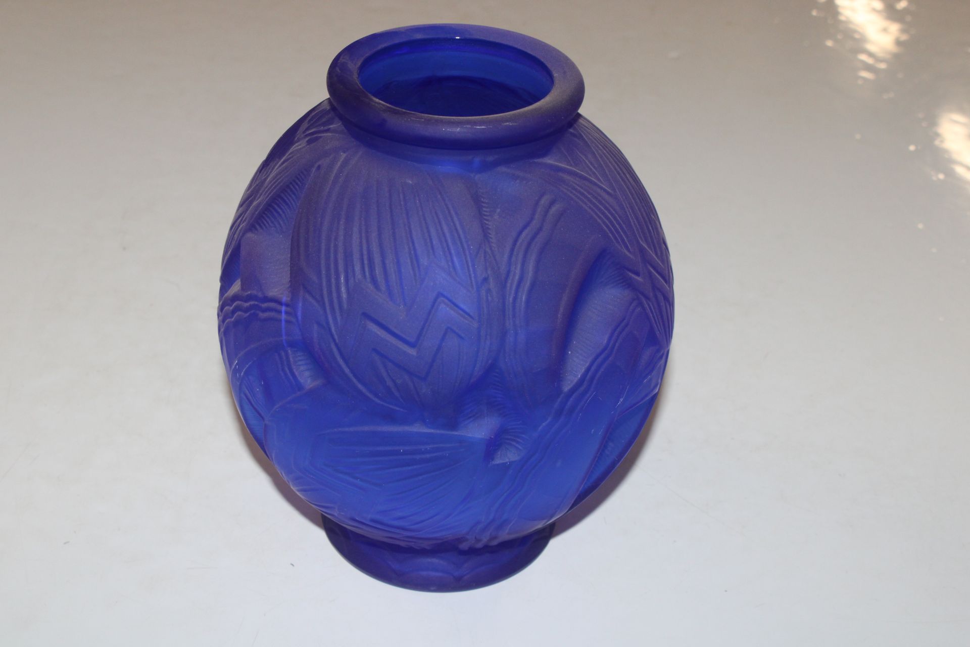 An Art Deco style blue glass vase, 20cm - Image 2 of 4