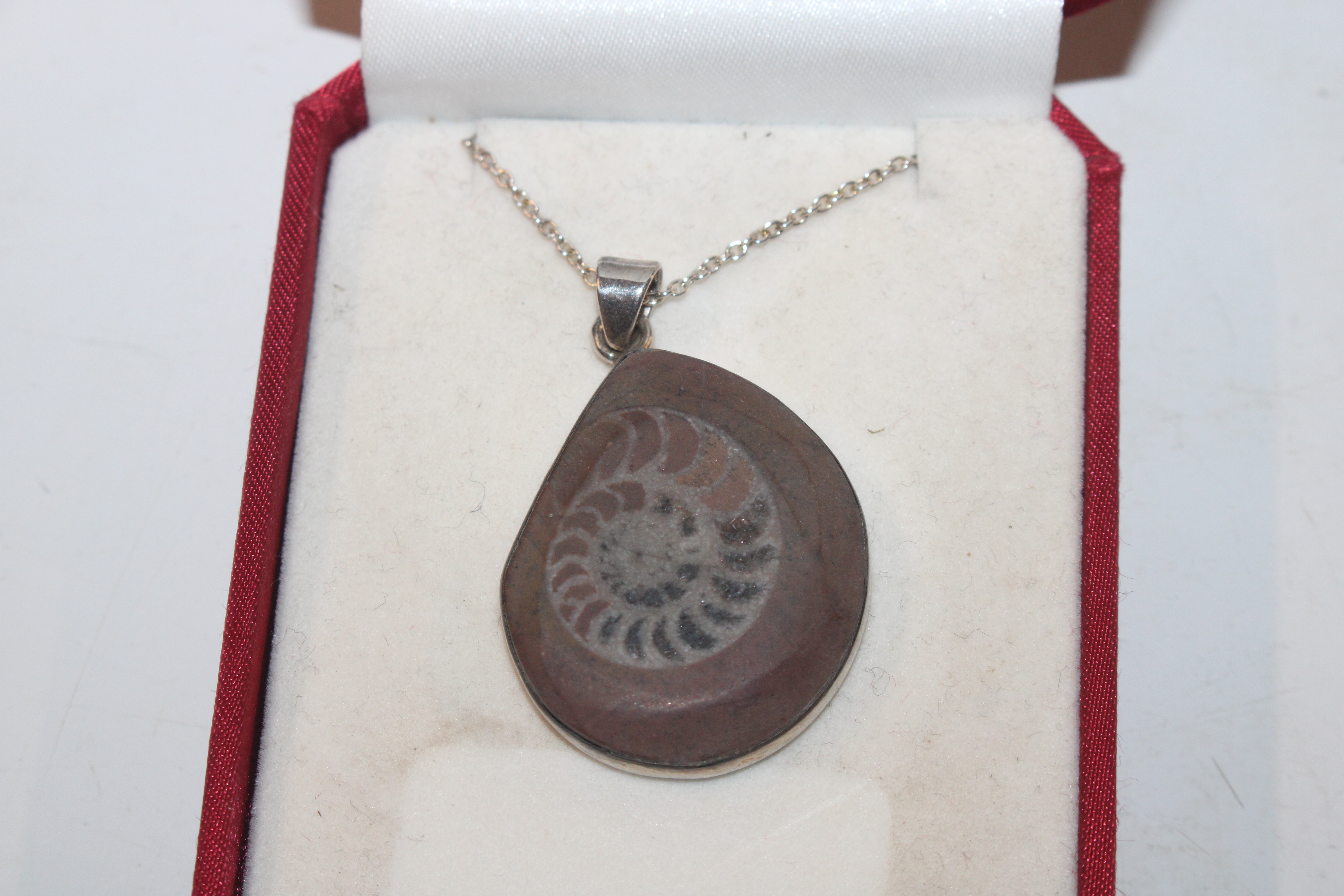 An ammonite necklace; two white metal bangles; a b - Image 2 of 29