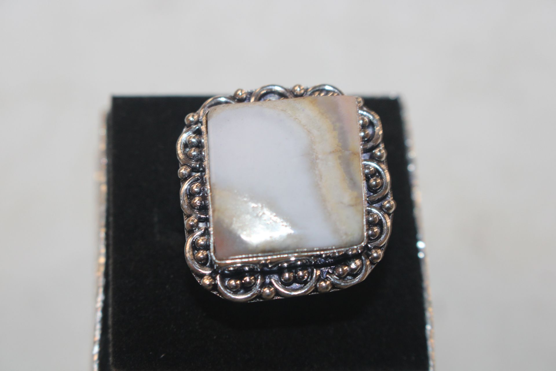 A silver and agate set ring - Image 2 of 4