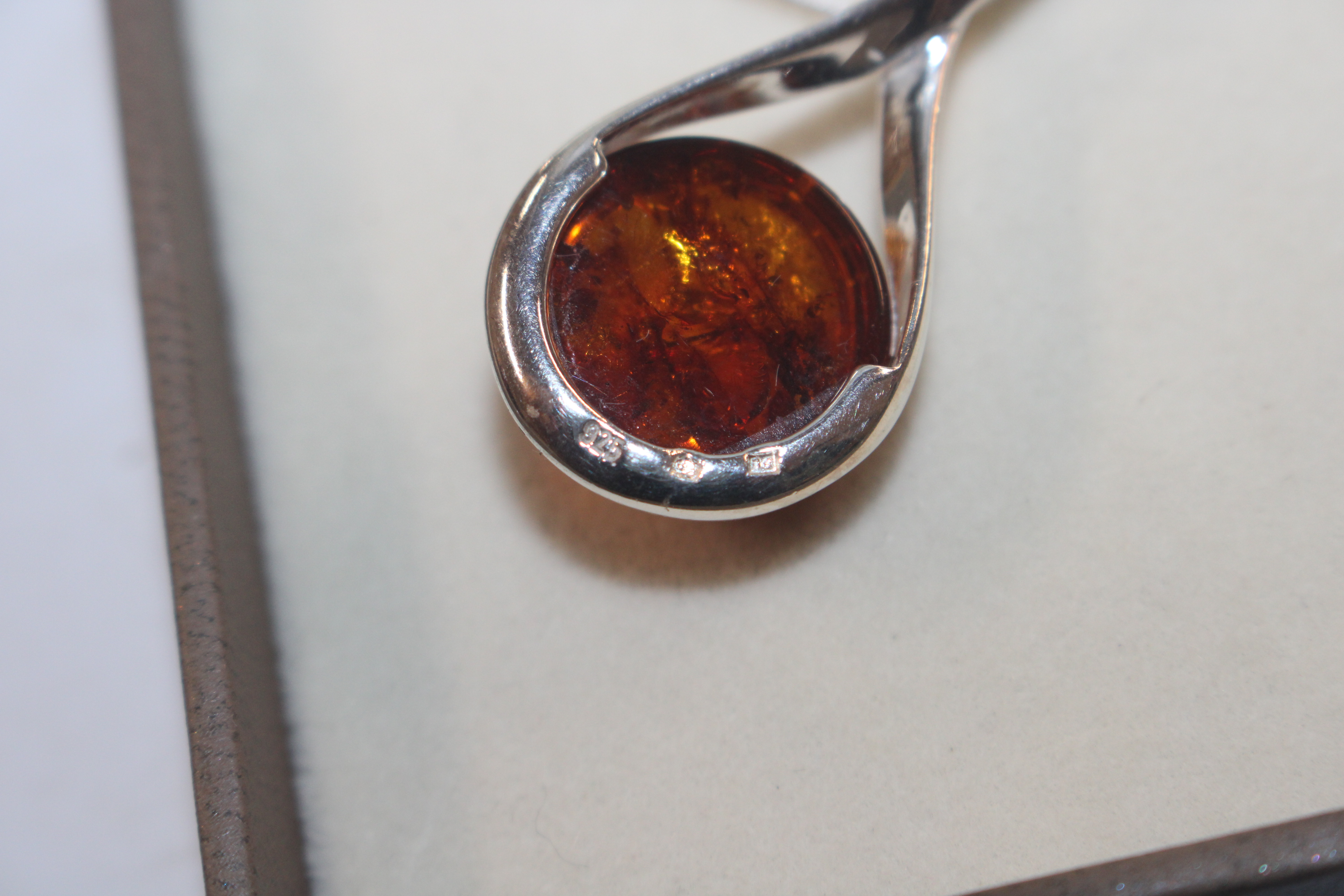 A Sterling silver and amber set pendant hung to ch - Image 3 of 6
