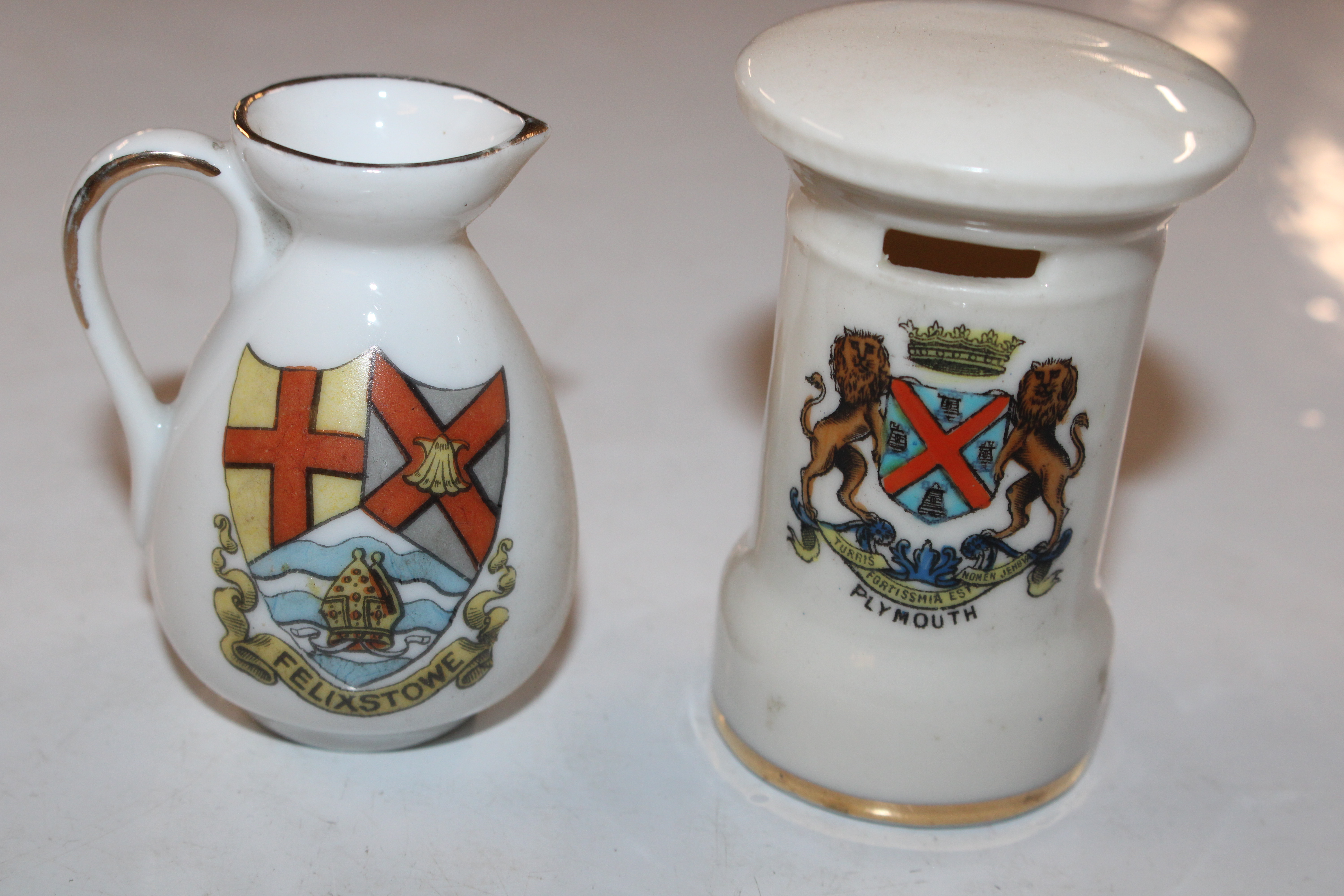 A box of various crested ware to include W.H. Goss - Image 20 of 26