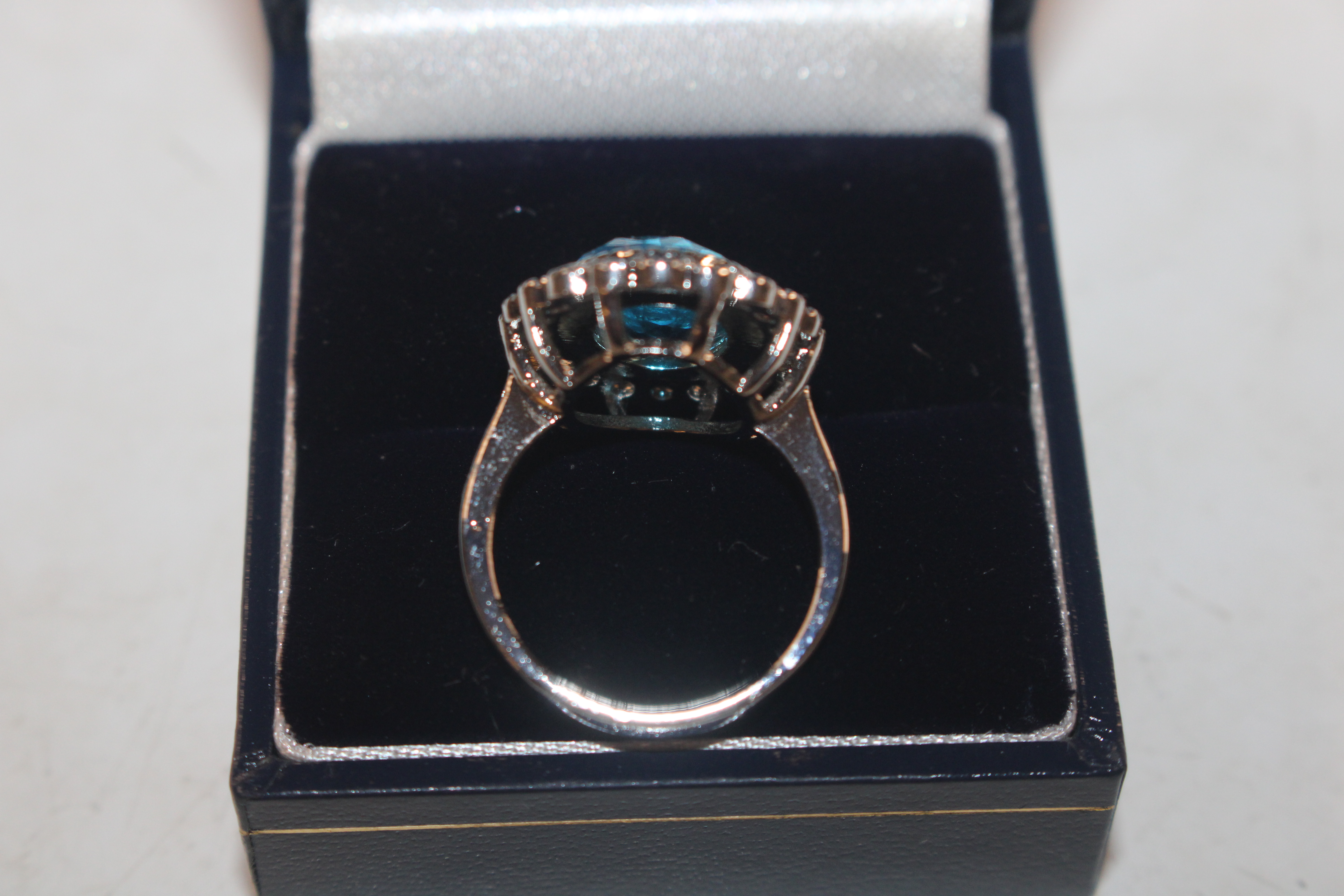 A 925 silver and blue topaz set ring - Image 3 of 4