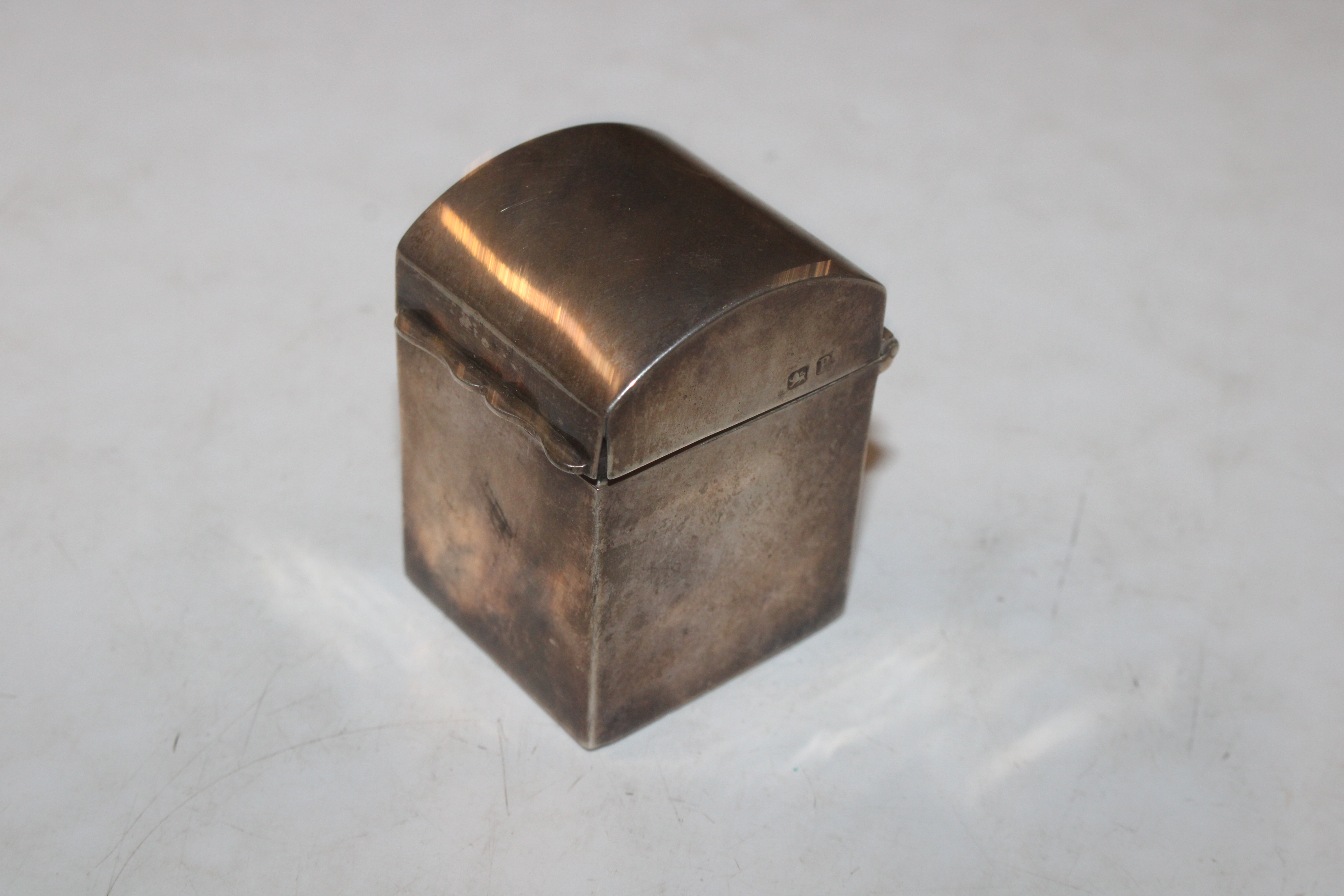 A silver cigarette case; and a dome topped silver - Image 5 of 11