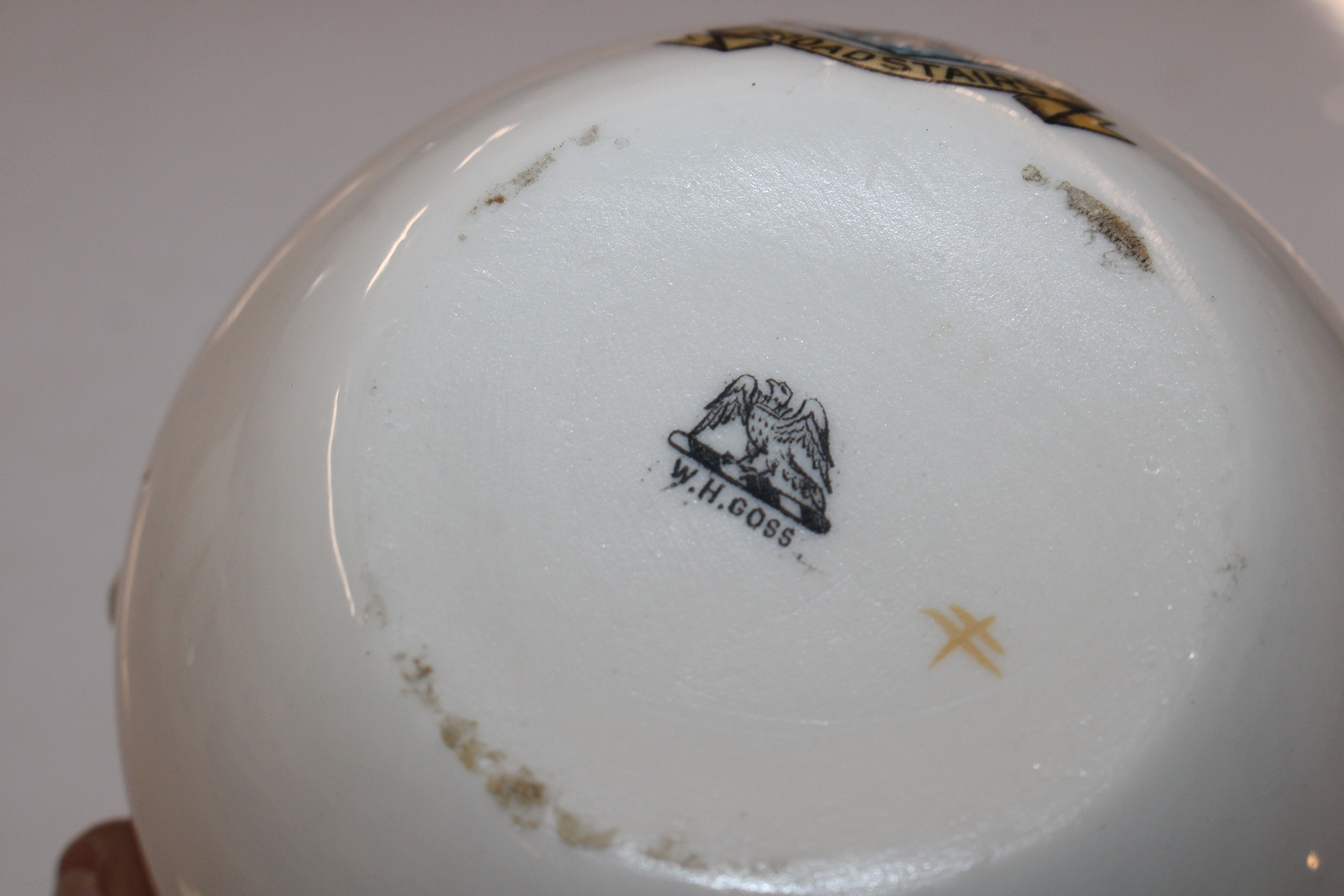 A box of various crested ware to include W.H. Goss - Image 8 of 26