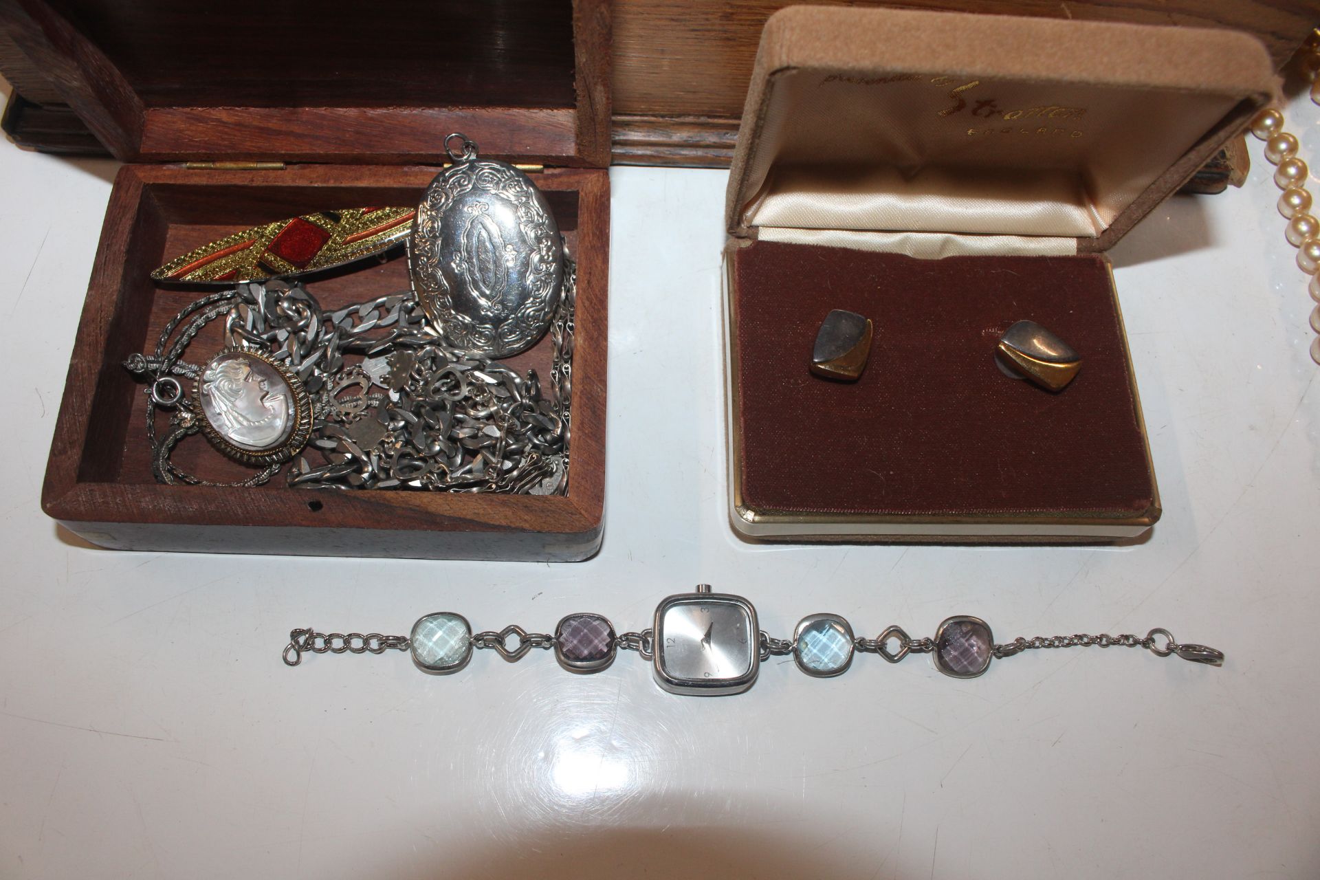 A pine box and contents of various jewellery to in - Image 3 of 9