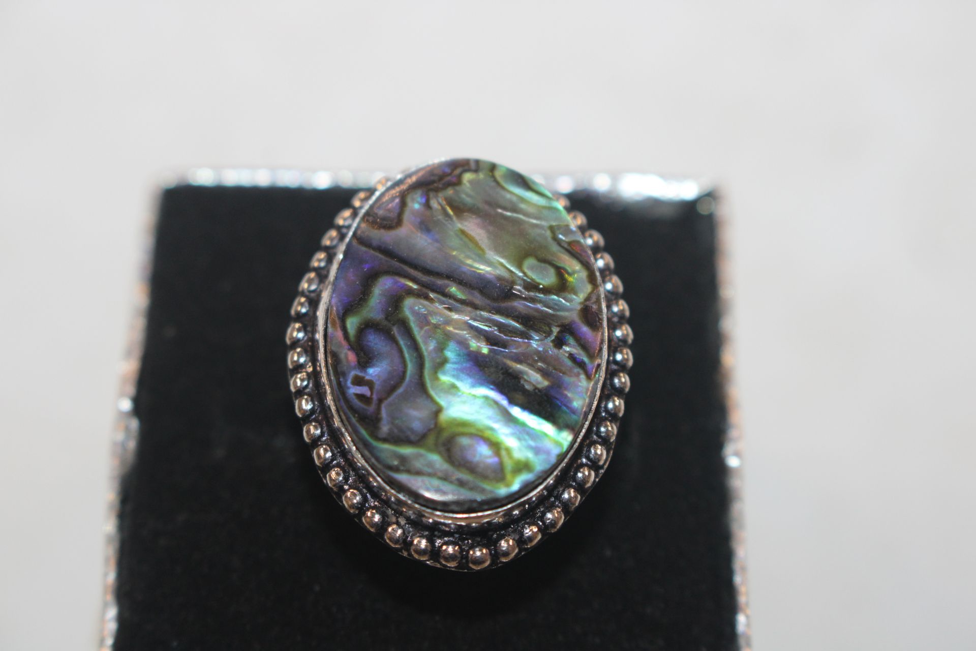 A 925 silver and abalone shell set ring - Image 2 of 4