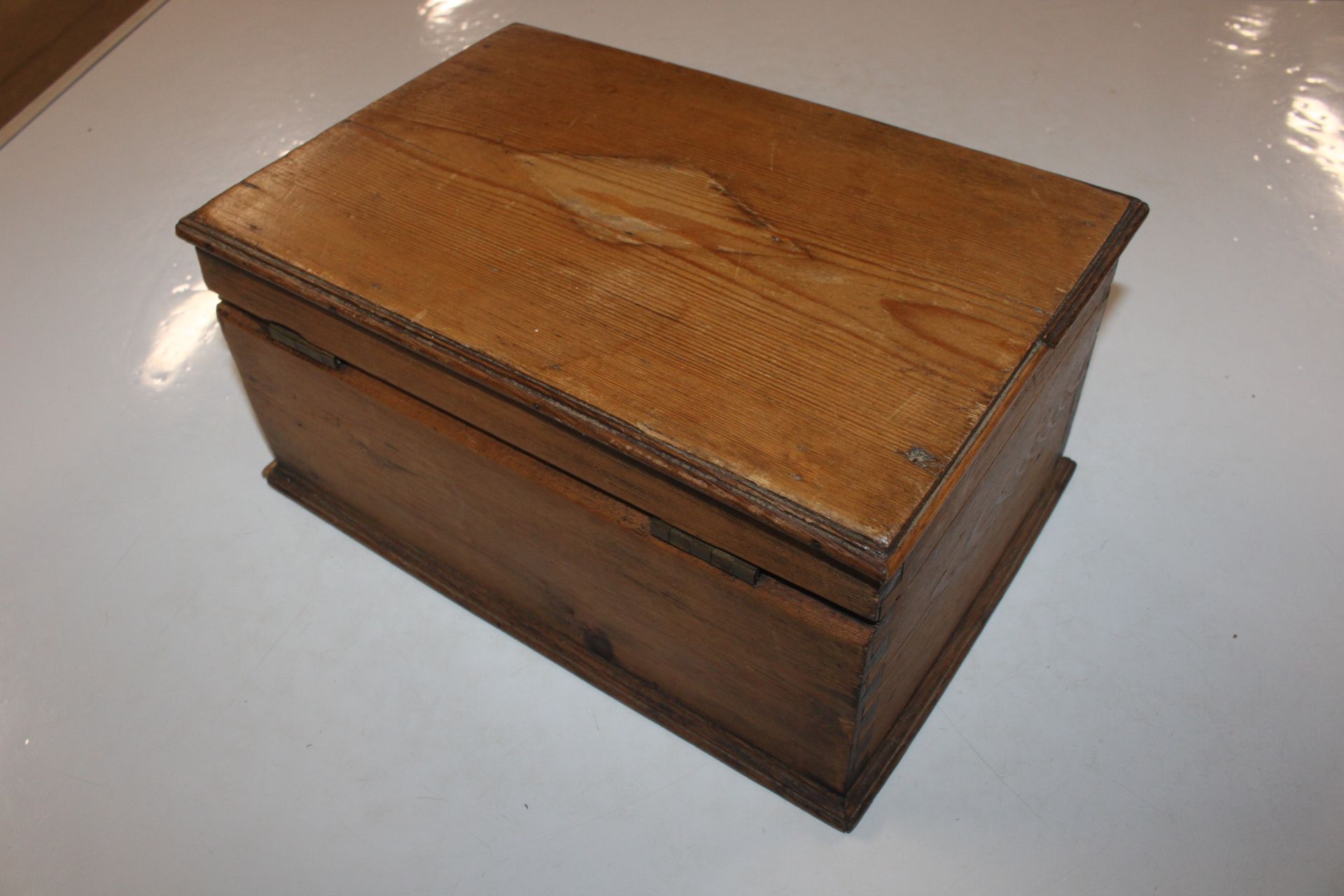 A pine box and contents of various jewellery to in - Image 9 of 9